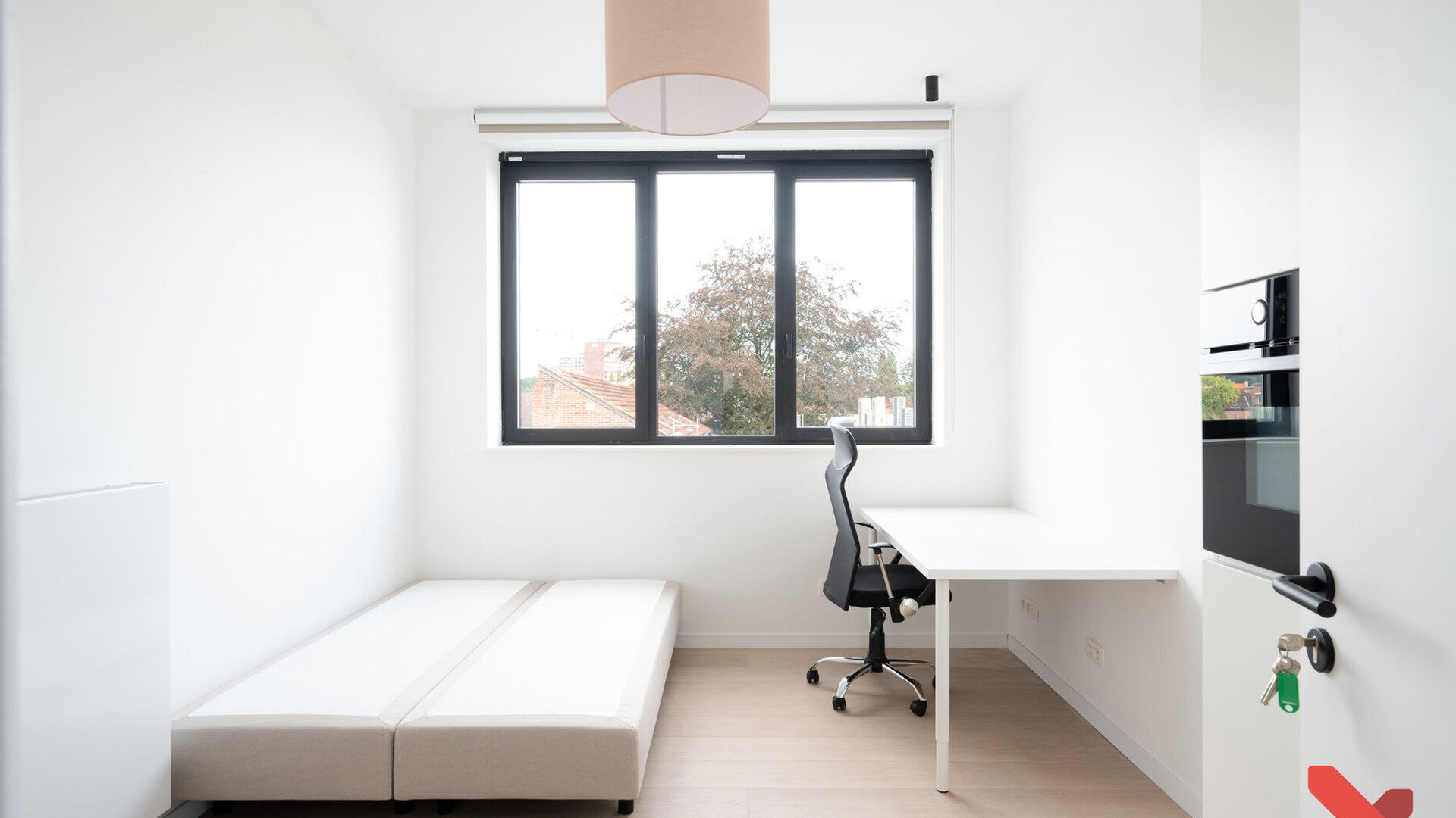 This renovated building (almost new construction) includes a trade, a one-bedroom flat with outdoor space and 10 student rooms own sanitary facilities renovated to state-of-the-art standards. Behind the authentic façade, this project was completely gutte