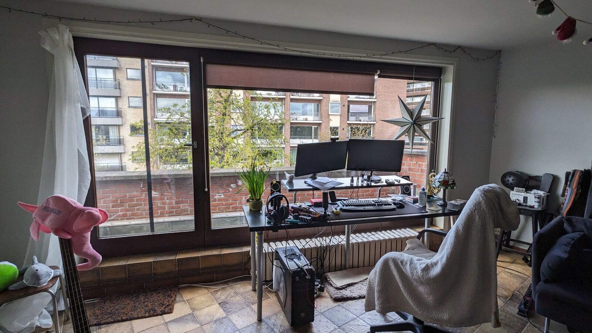Appartement de 1 chambre à coucher situé au troisième étage de la Naamsepoort de Louvain. Cette situation privilégiée est un atout pour un jeune couple débutant ou une personne seule qui peut aller dans toutes les directions à partir de ce point d