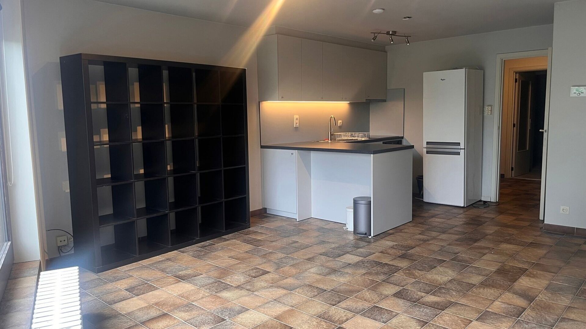 Appartement de 1 chambre à coucher situé au troisième étage de la Naamsepoort de Louvain. Cette situation privilégiée est un atout pour un jeune couple débutant ou une personne seule qui peut aller dans toutes les directions à partir de ce point d