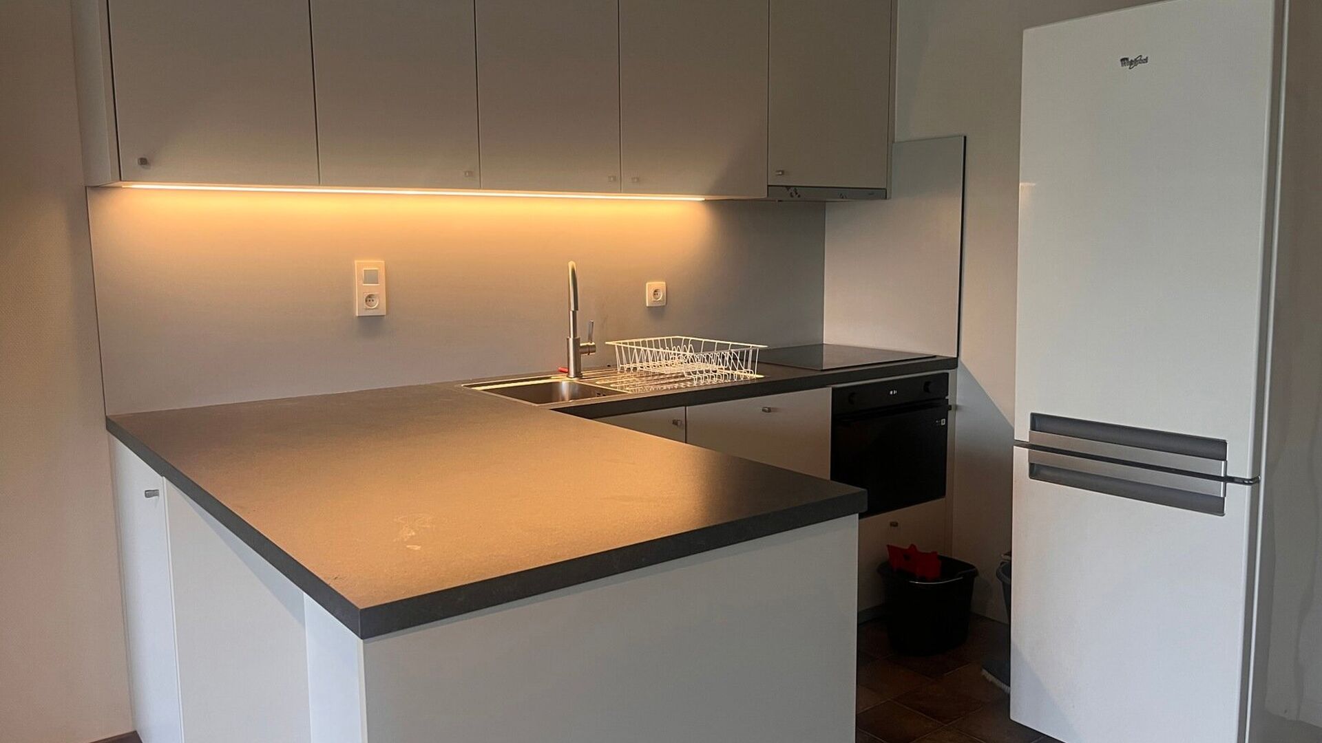 Appartement de 1 chambre à coucher situé au troisième étage de la Naamsepoort de Louvain. Cette situation privilégiée est un atout pour un jeune couple débutant ou une personne seule qui peut aller dans toutes les directions à partir de ce point d
