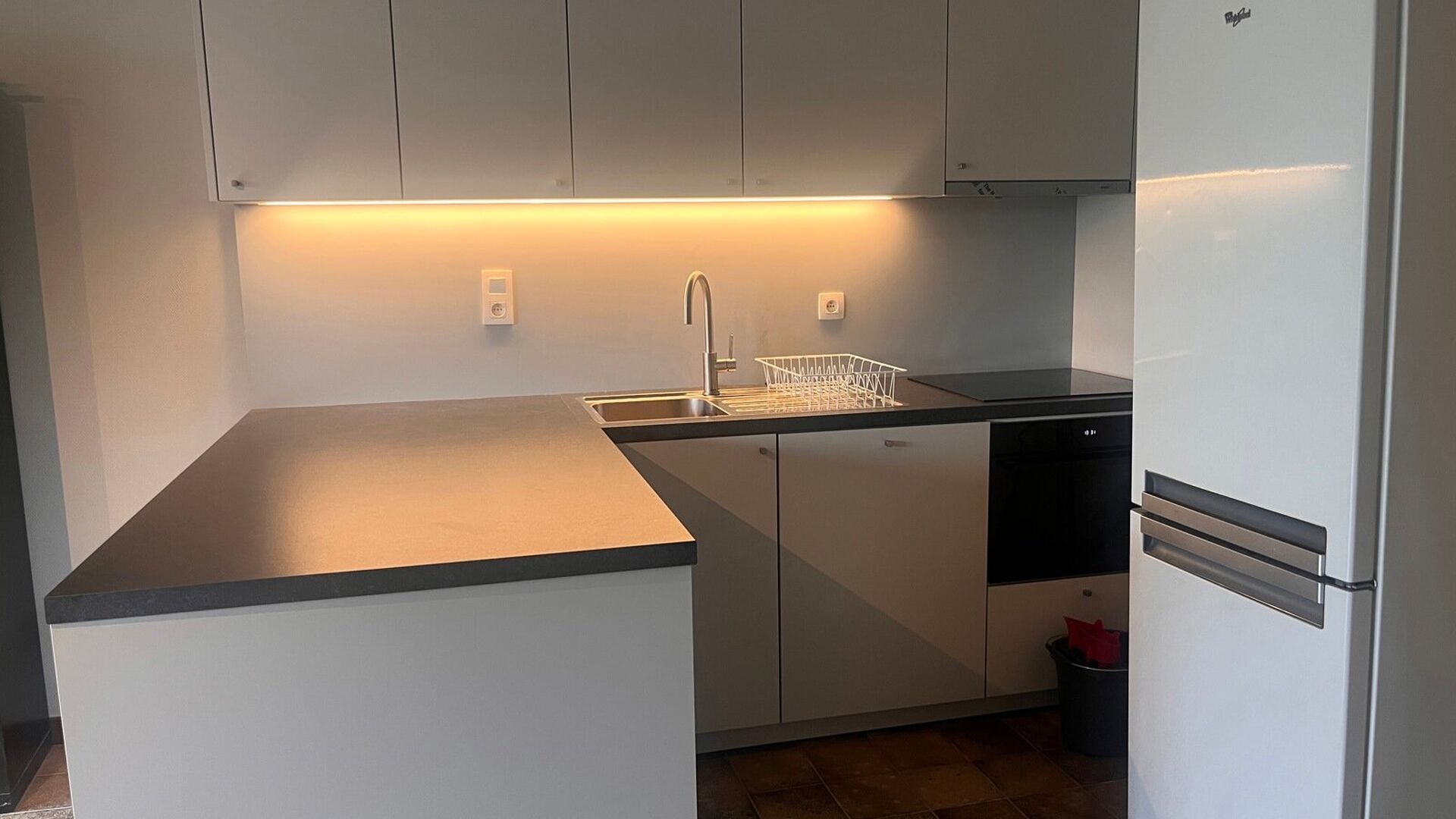 Appartement de 1 chambre à coucher situé au troisième étage de la Naamsepoort de Louvain. Cette situation privilégiée est un atout pour un jeune couple débutant ou une personne seule qui peut aller dans toutes les directions à partir de ce point d