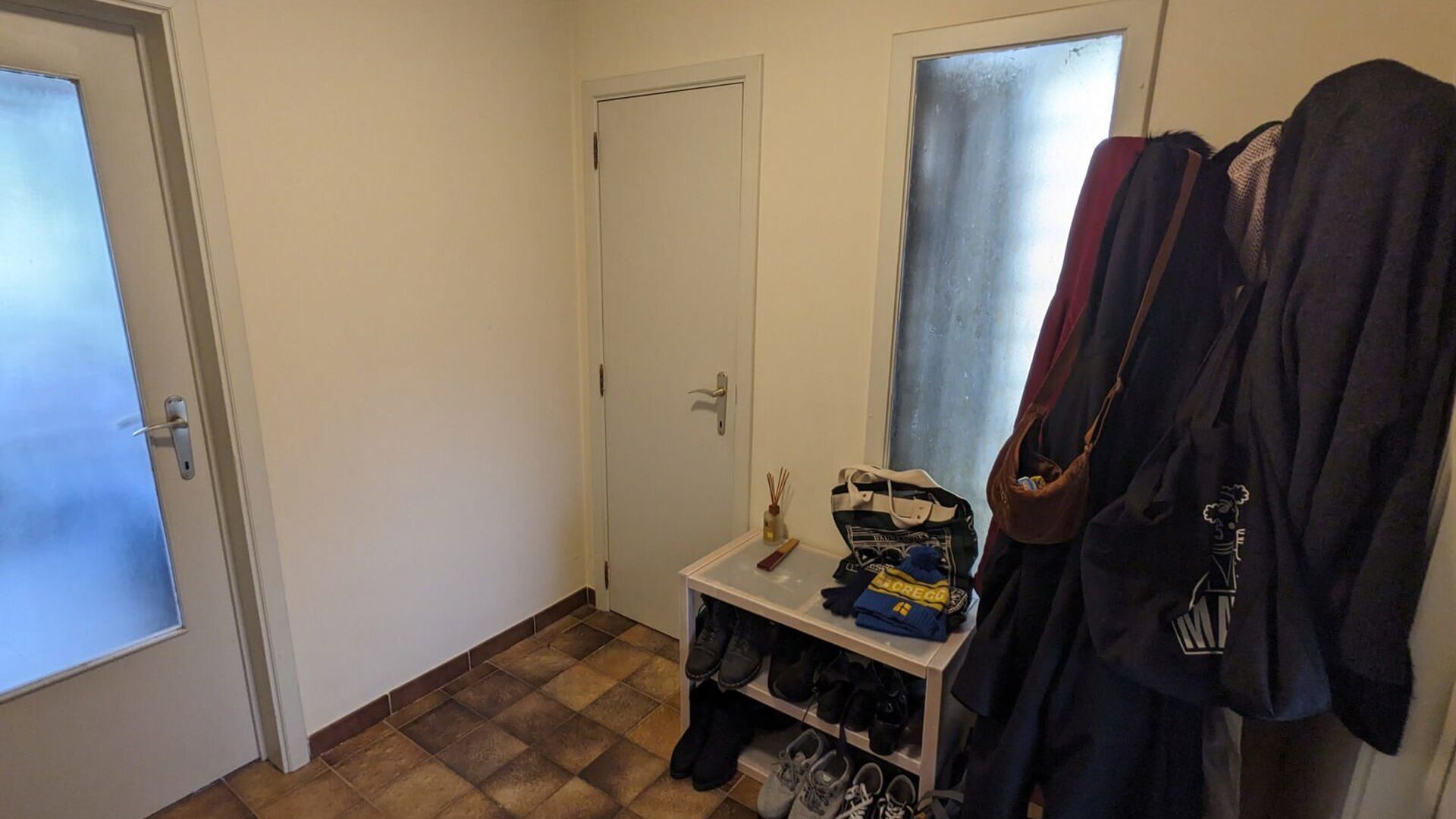 Appartement de 1 chambre à coucher situé au troisième étage de la Naamsepoort de Louvain. Cette situation privilégiée est un atout pour un jeune couple débutant ou une personne seule qui peut aller dans toutes les directions à partir de ce point d