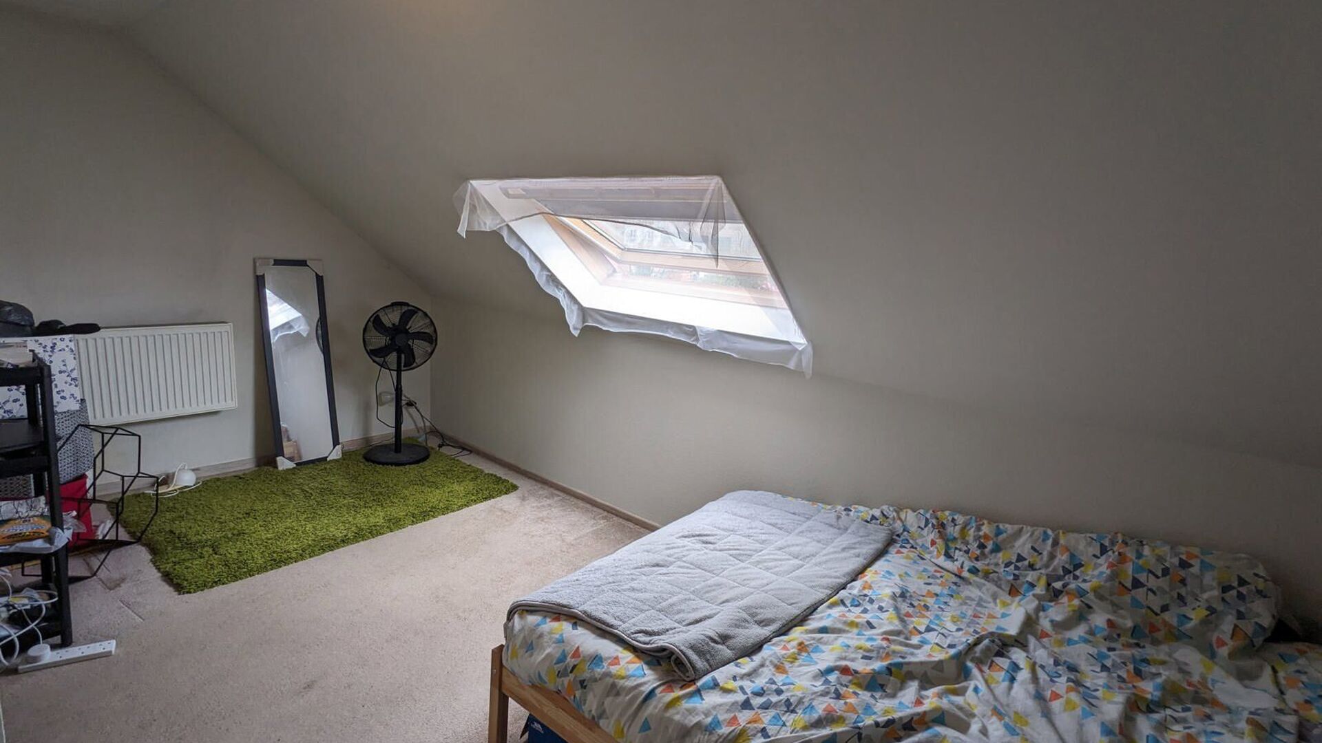 Appartement de 1 chambre à coucher situé au troisième étage de la Naamsepoort de Louvain. Cette situation privilégiée est un atout pour un jeune couple débutant ou une personne seule qui peut aller dans toutes les directions à partir de ce point d