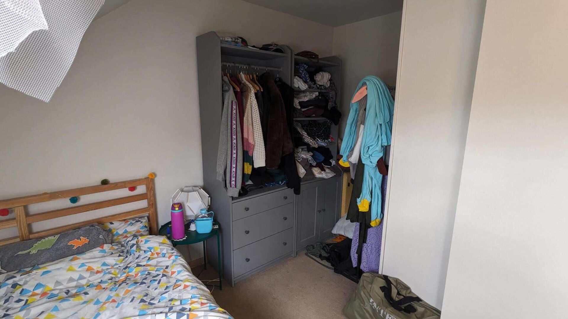 Appartement de 1 chambre à coucher situé au troisième étage de la Naamsepoort de Louvain. Cette situation privilégiée est un atout pour un jeune couple débutant ou une personne seule qui peut aller dans toutes les directions à partir de ce point d