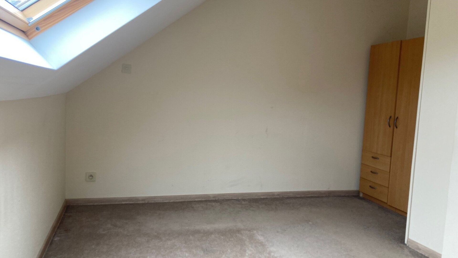 Appartement de 1 chambre à coucher situé au troisième étage de la Naamsepoort de Louvain. Cette situation privilégiée est un atout pour un jeune couple débutant ou une personne seule qui peut aller dans toutes les directions à partir de ce point d