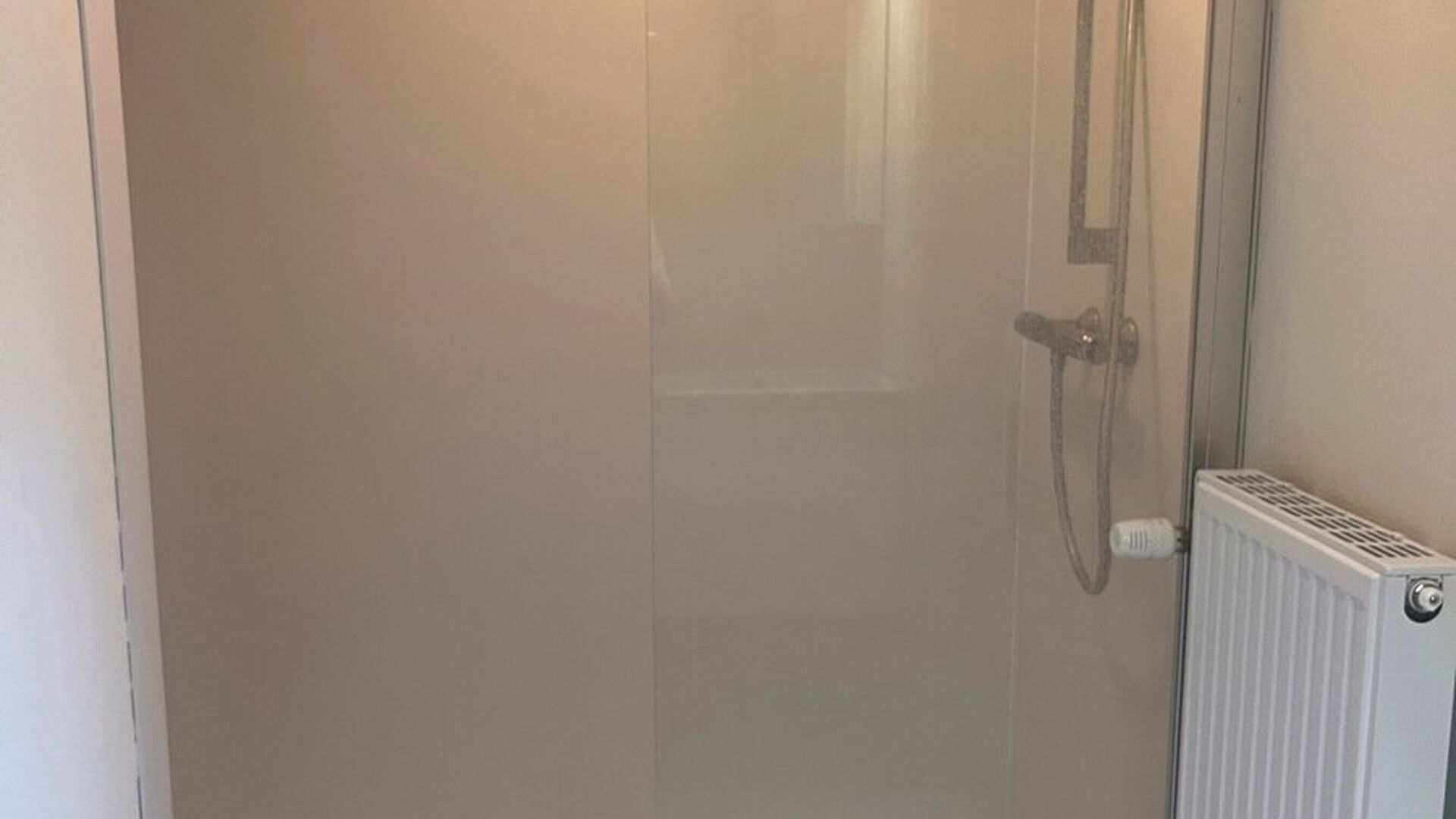 Appartement de 1 chambre à coucher situé au troisième étage de la Naamsepoort de Louvain. Cette situation privilégiée est un atout pour un jeune couple débutant ou une personne seule qui peut aller dans toutes les directions à partir de ce point d