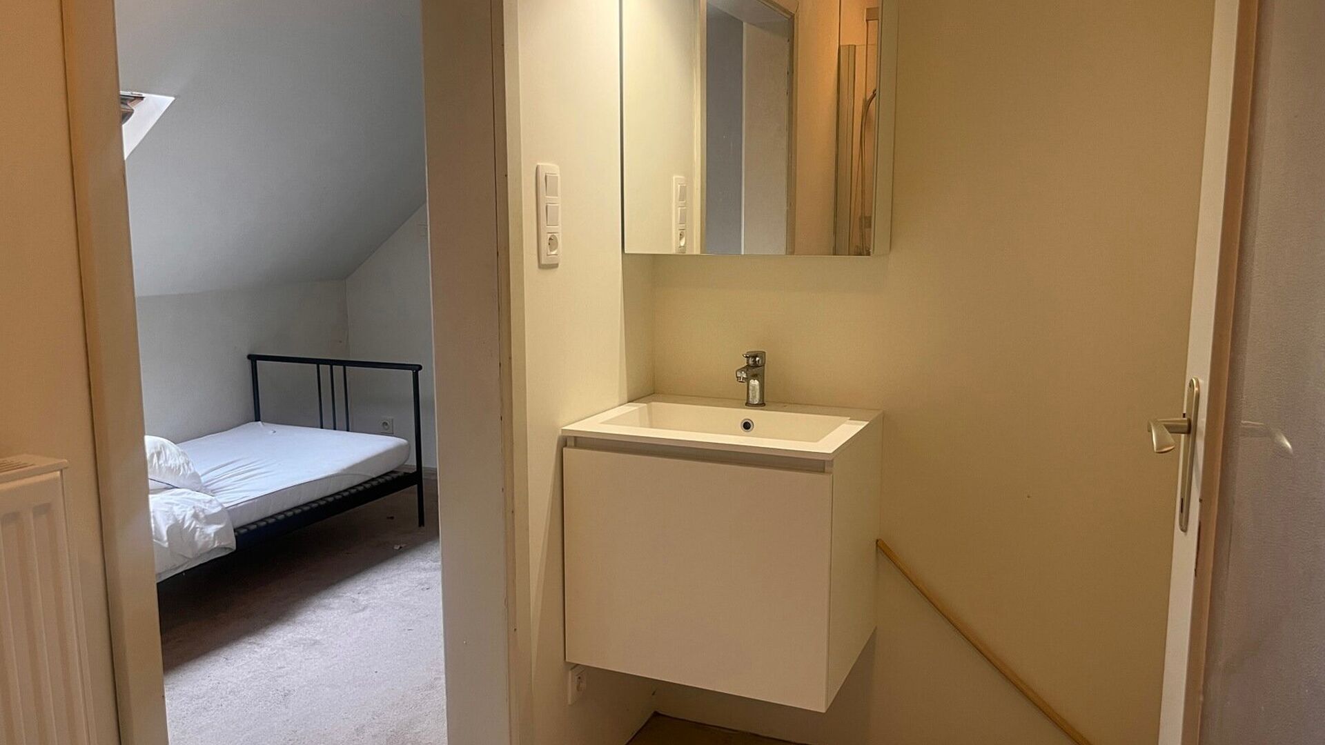 Appartement de 1 chambre à coucher situé au troisième étage de la Naamsepoort de Louvain. Cette situation privilégiée est un atout pour un jeune couple débutant ou une personne seule qui peut aller dans toutes les directions à partir de ce point d