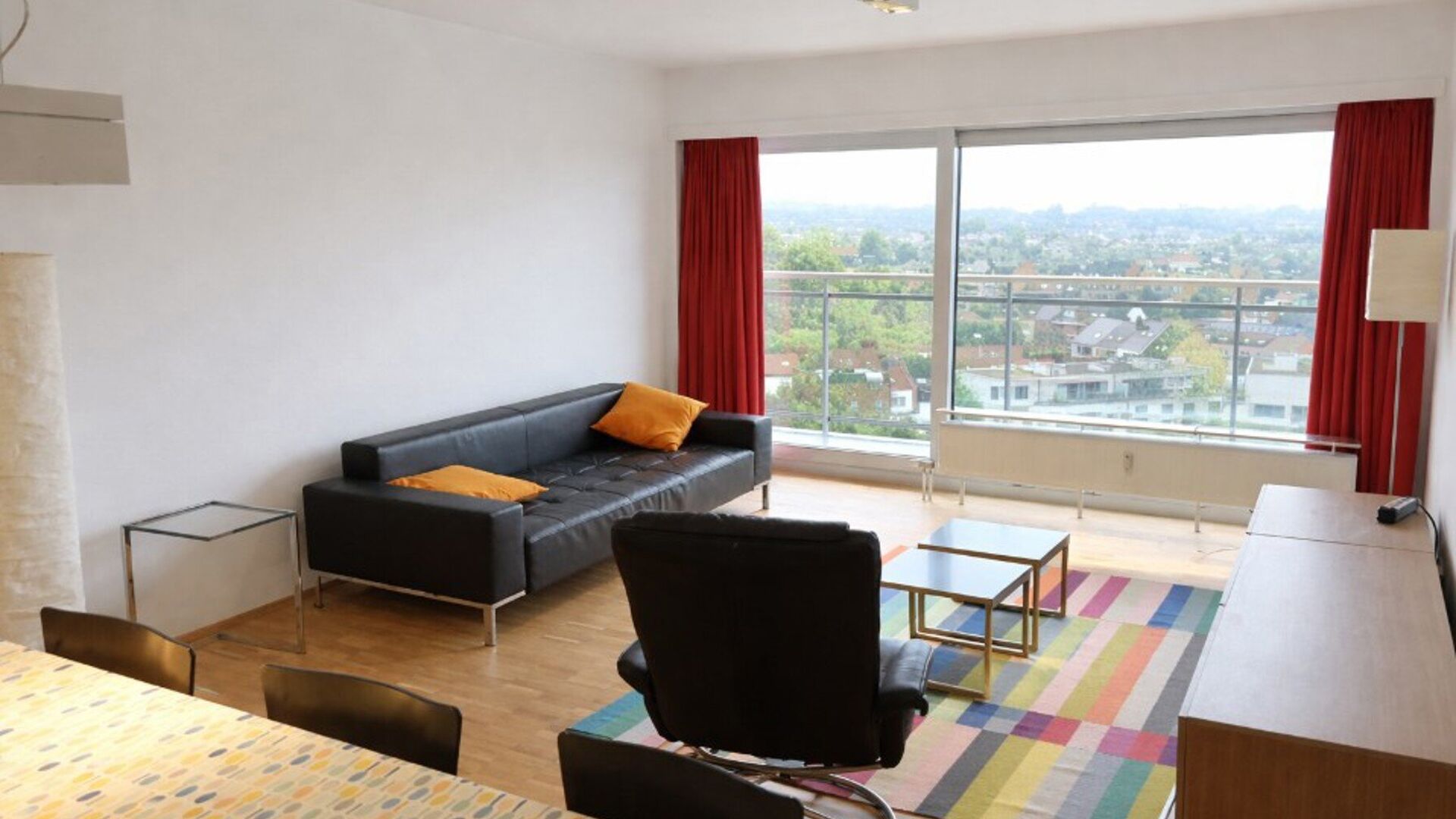 Spacieux appartement lumineux de 2 chambres avec 2 terrasses et emplacement de parking &agrave; Heverlee

Ce tr&egrave;s spacieux appartement meubl&eacute; est situ&eacute; au huiti&egrave;me &eacute;tage et b&eacute;n&eacute;ficie d&rsquo;une grande luminosit&eacute; naturelle ainsi que d&rsquo;une belle vue d&eacute;gag