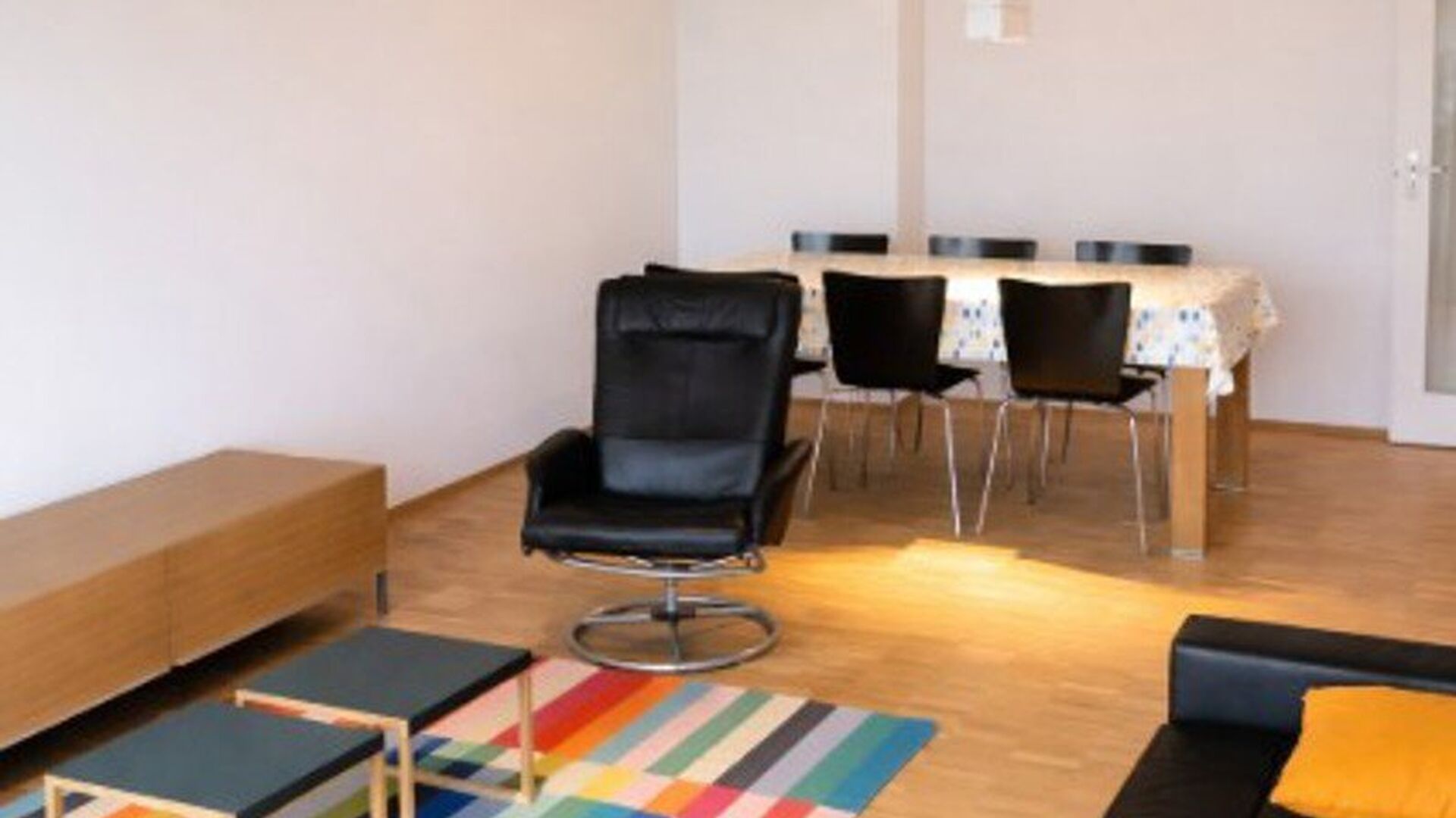 Spacieux appartement lumineux de 2 chambres avec 2 terrasses et emplacement de parking &agrave; Heverlee

Ce tr&egrave;s spacieux appartement meubl&eacute; est situ&eacute; au huiti&egrave;me &eacute;tage et b&eacute;n&eacute;ficie d&rsquo;une grande luminosit&eacute; naturelle ainsi que d&rsquo;une belle vue d&eacute;gag