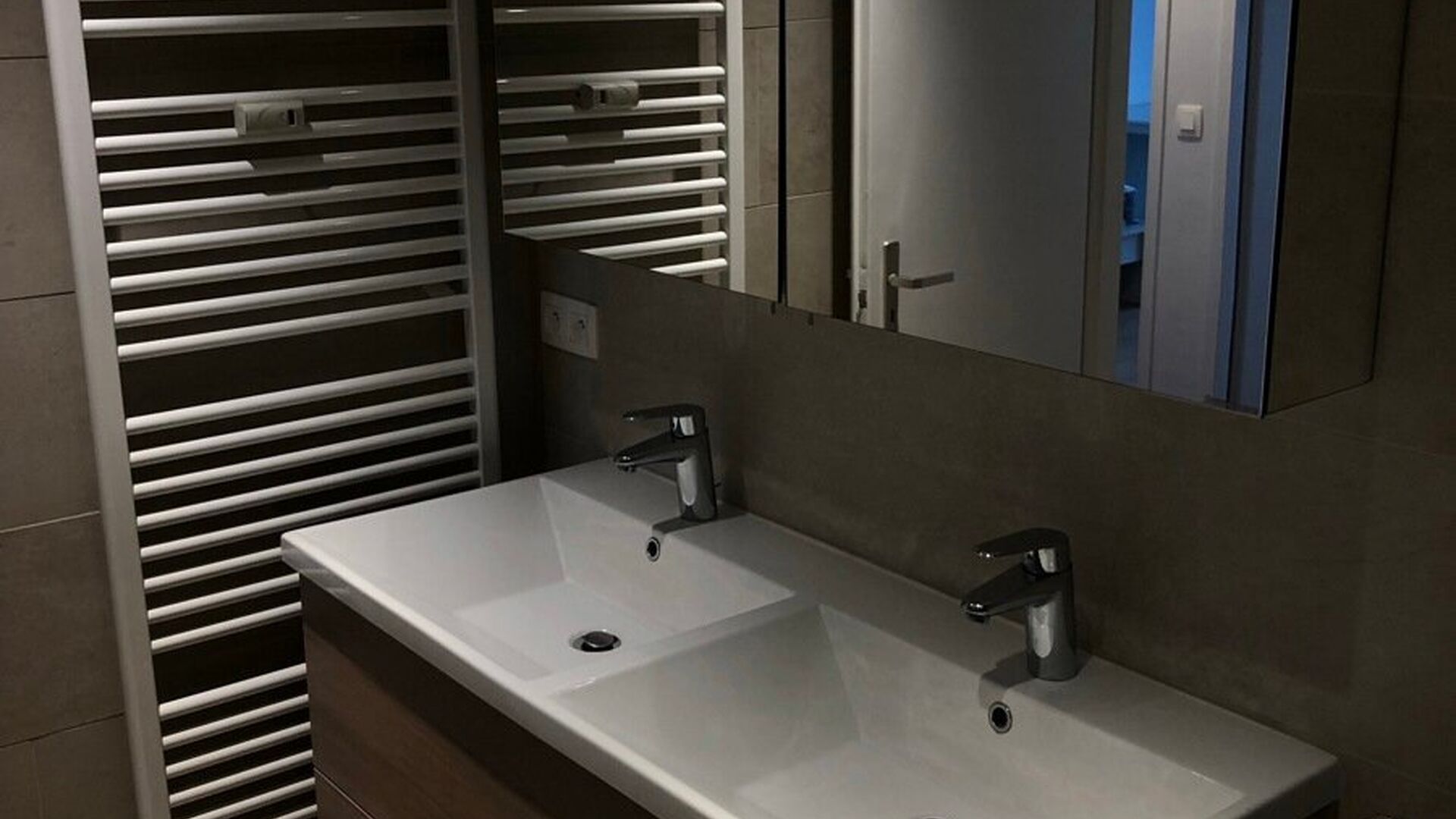 Spacieux appartement lumineux de 2 chambres avec 2 terrasses et emplacement de parking &agrave; Heverlee

Ce tr&egrave;s spacieux appartement meubl&eacute; est situ&eacute; au huiti&egrave;me &eacute;tage et b&eacute;n&eacute;ficie d&rsquo;une grande luminosit&eacute; naturelle ainsi que d&rsquo;une belle vue d&eacute;gag