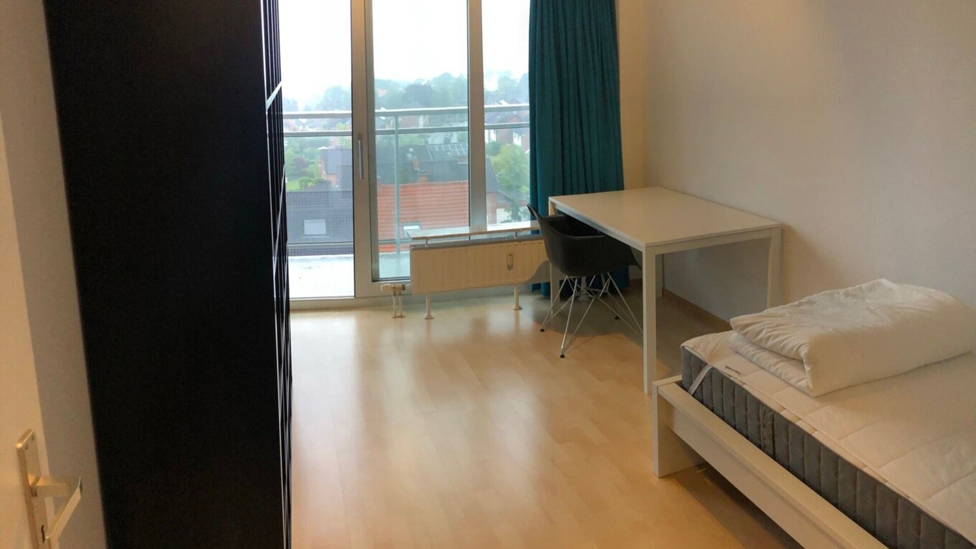 Spacieux appartement lumineux de 2 chambres avec 2 terrasses et emplacement de parking &agrave; Heverlee

Ce tr&egrave;s spacieux appartement meubl&eacute; est situ&eacute; au huiti&egrave;me &eacute;tage et b&eacute;n&eacute;ficie d&rsquo;une grande luminosit&eacute; naturelle ainsi que d&rsquo;une belle vue d&eacute;gag