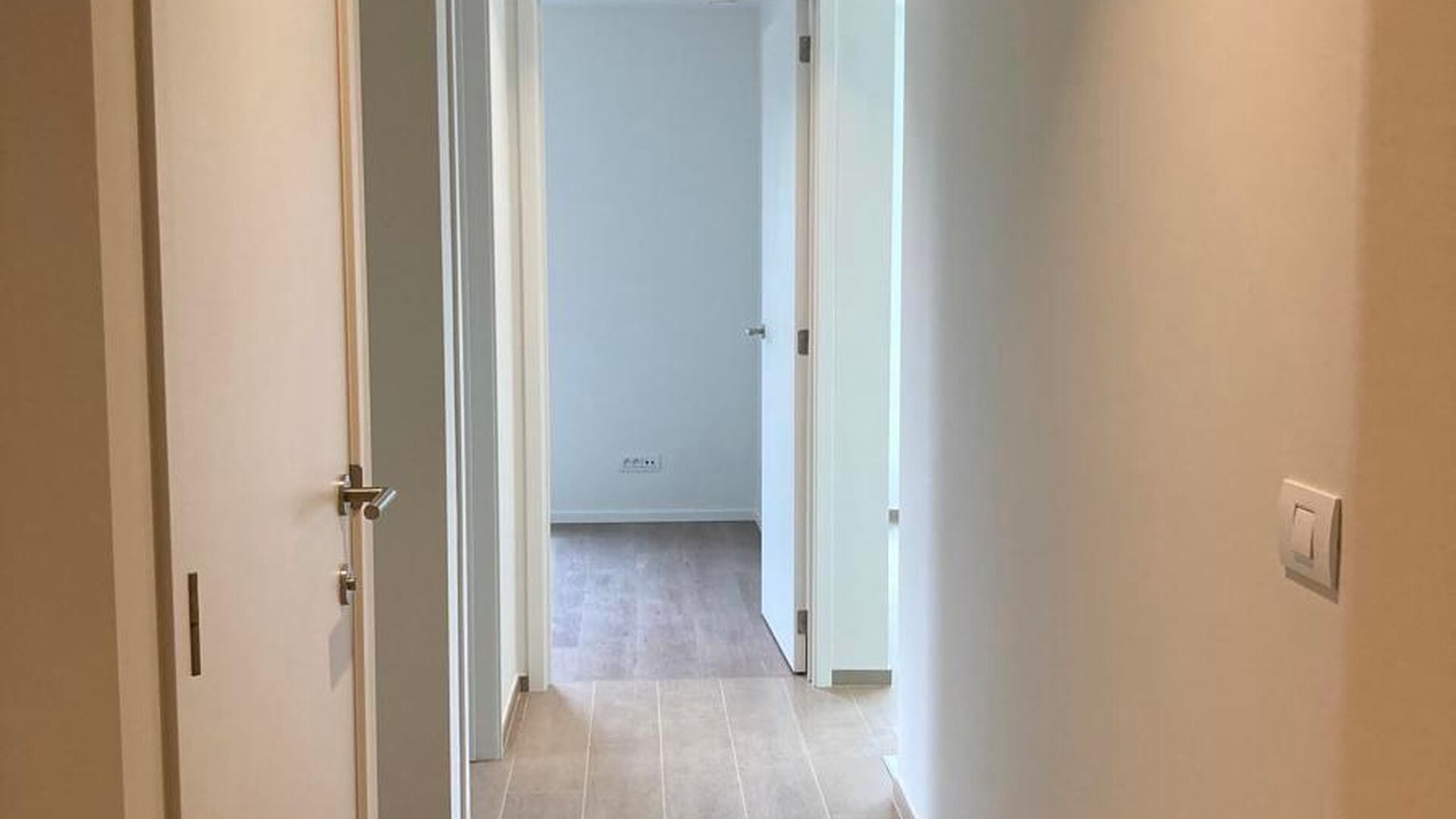 Cette petite résidence de luxe abrite 8 appartements, dont cet appartement au premier étage à l'arrière. L'appartement comprend un hall d'entrée avec toilettes séparées, 3 chambres, une salle de bains avec douche à l'italienne et double lavabo, un