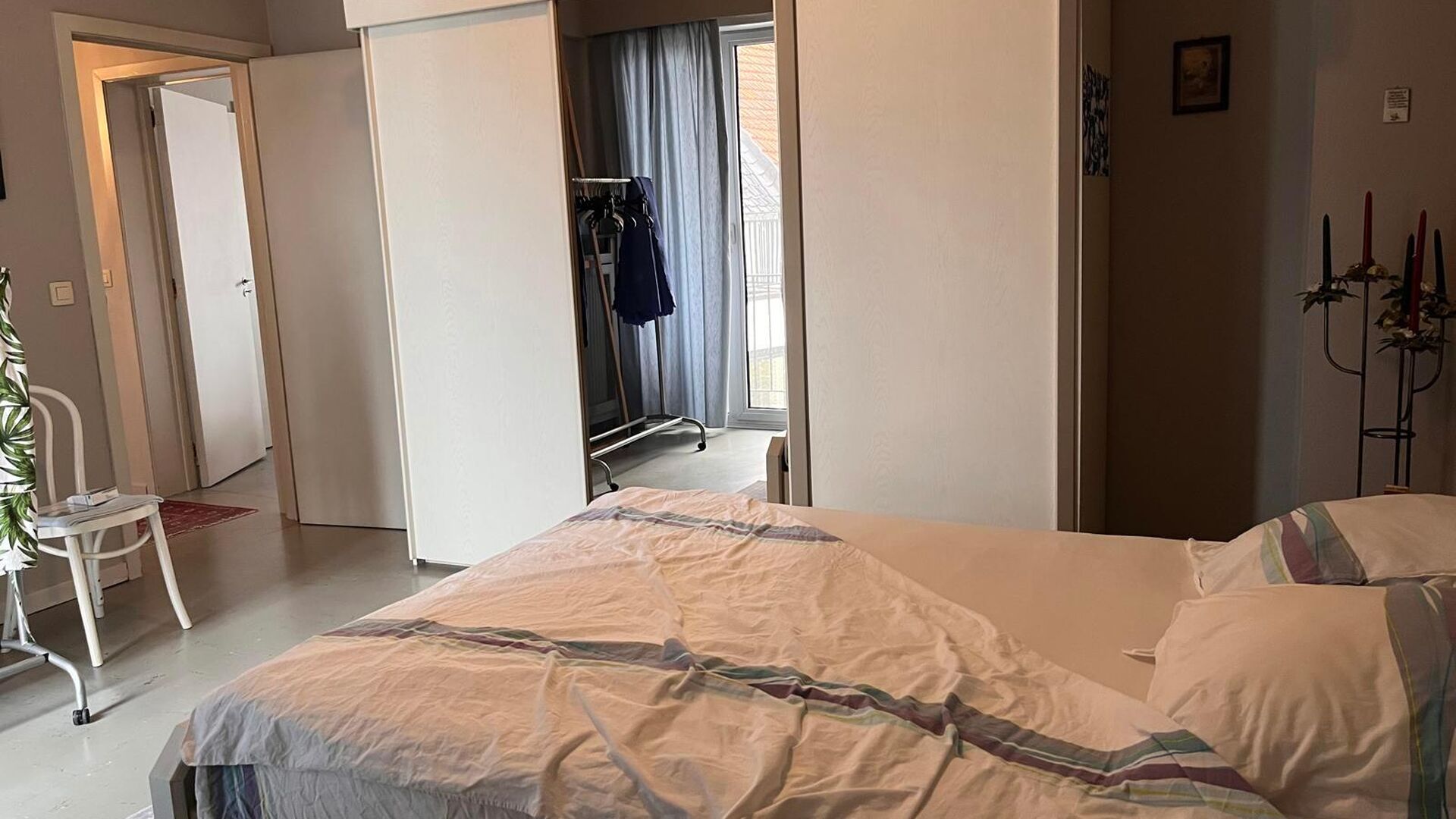 Cet appartement est situé Parkpoort, au troisième étage, ce qui vous donne une belle vue sur le Philipssite et la région environnante depuis le salon.  En plus de la salle de séjour lumineuse, il y a une cuisine installée avec une nouvelle cuisiniè