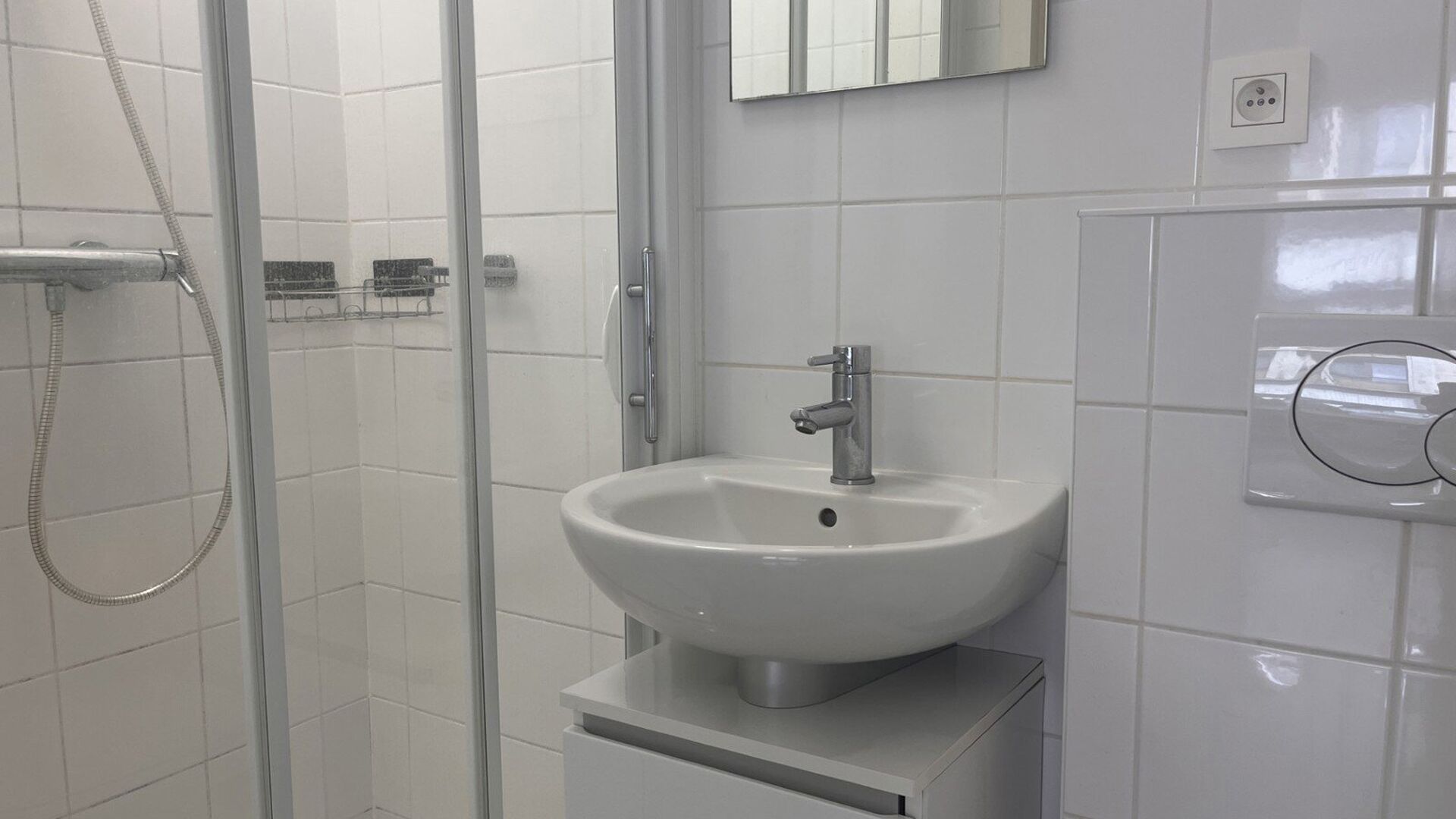 Bienvenue dans ce spacieux studio &eacute;tudiant situ&eacute; en plein c&oelig;ur de Louvain !

Ce grand studio dispose d&rsquo;une kitchenette &eacute;quip&eacute;e, de sanitaires privatifs et d&rsquo;un meuble int&eacute;gr&eacute; avec lit escamotable. Gr&acirc;ce aux grandes baies vitr&eacute;es, vous b&eacute;n&eacute;f