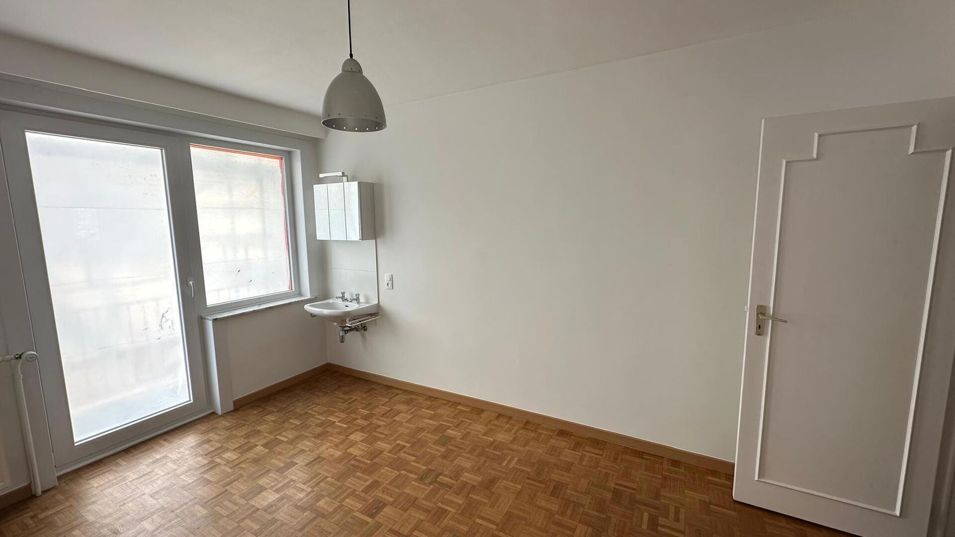 À louer : Appartement lumineux de 2 chambres au cœur de Louvain
Ce spacieux et lumineux appartement situé au 3ᵉ étage bénéficie d’un emplacement idéal sur Herbert Hooverplein, en plein centre de Louvain. Une situation exceptionnelle avec toute