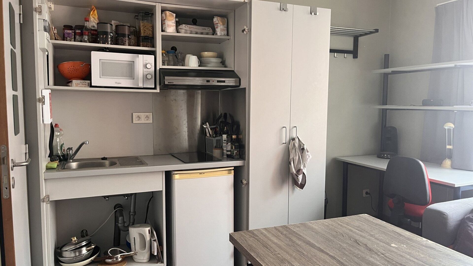 Ce studio agréable et entièrement meublé bénéficie d’un emplacement idéal au Diestsestraat 29B, à quelques pas de la Grand-Place, des commerces, des restaurants et des transports en commun. Situé à l’arrière de l’immeuble au deuxième éta
