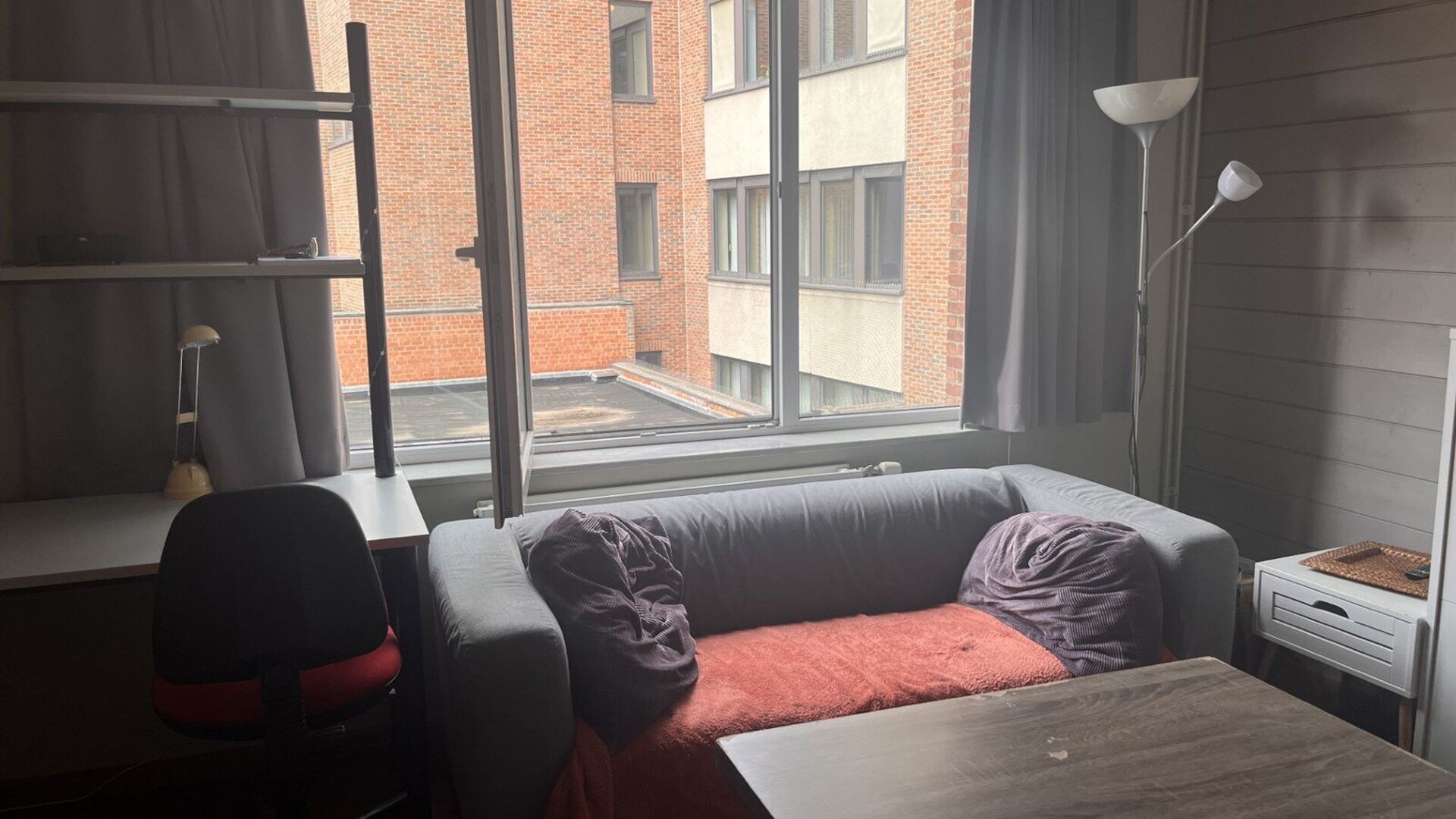 Ce studio agréable et entièrement meublé bénéficie d’un emplacement idéal au Diestsestraat 29B, à quelques pas de la Grand-Place, des commerces, des restaurants et des transports en commun. Situé à l’arrière de l’immeuble au deuxième éta