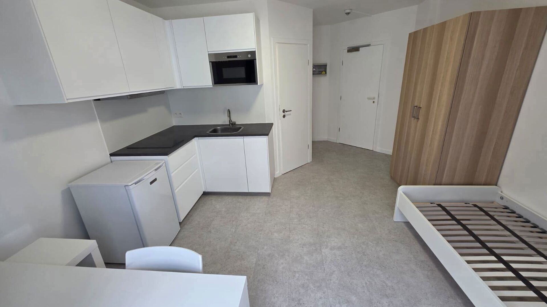 À deux pas de Louvain, ce magnifique studio situé dans la Leeuwerikenstraat, dans un quartier résidentiel calme à proximité de Heverlee, est disponible pour la prochaine année académique.
À distance de marche, vous trouverez un large choix de res