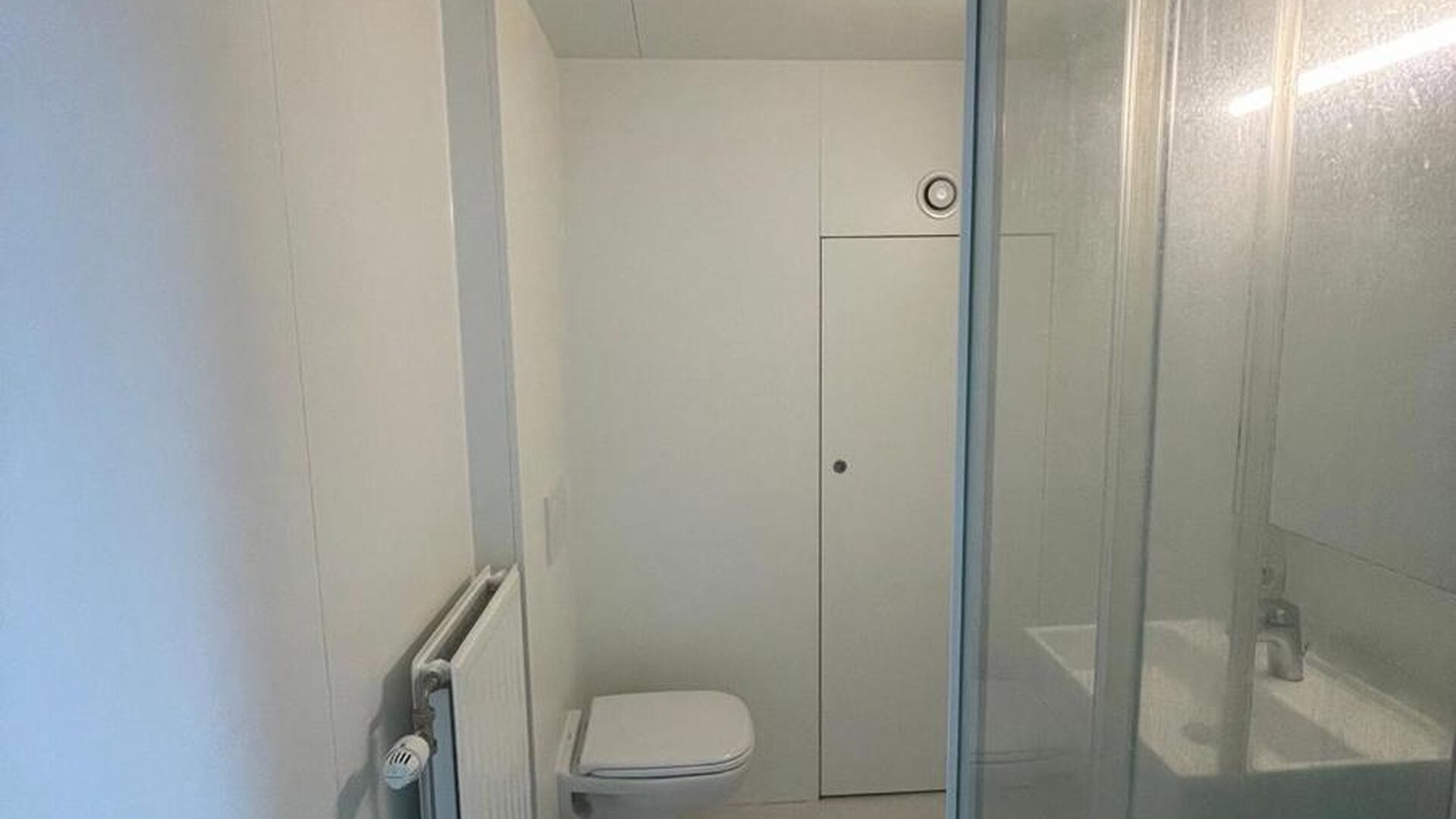 Vous recherchez un studio élégant et prêt à emménager, idéalement situé à Louvain ? Ce studio en duplex unique, situé au 6e étage de la résidence Hungaria, offre une combinaison exceptionnelle d'espace, de luminosité et de confort de vie conte