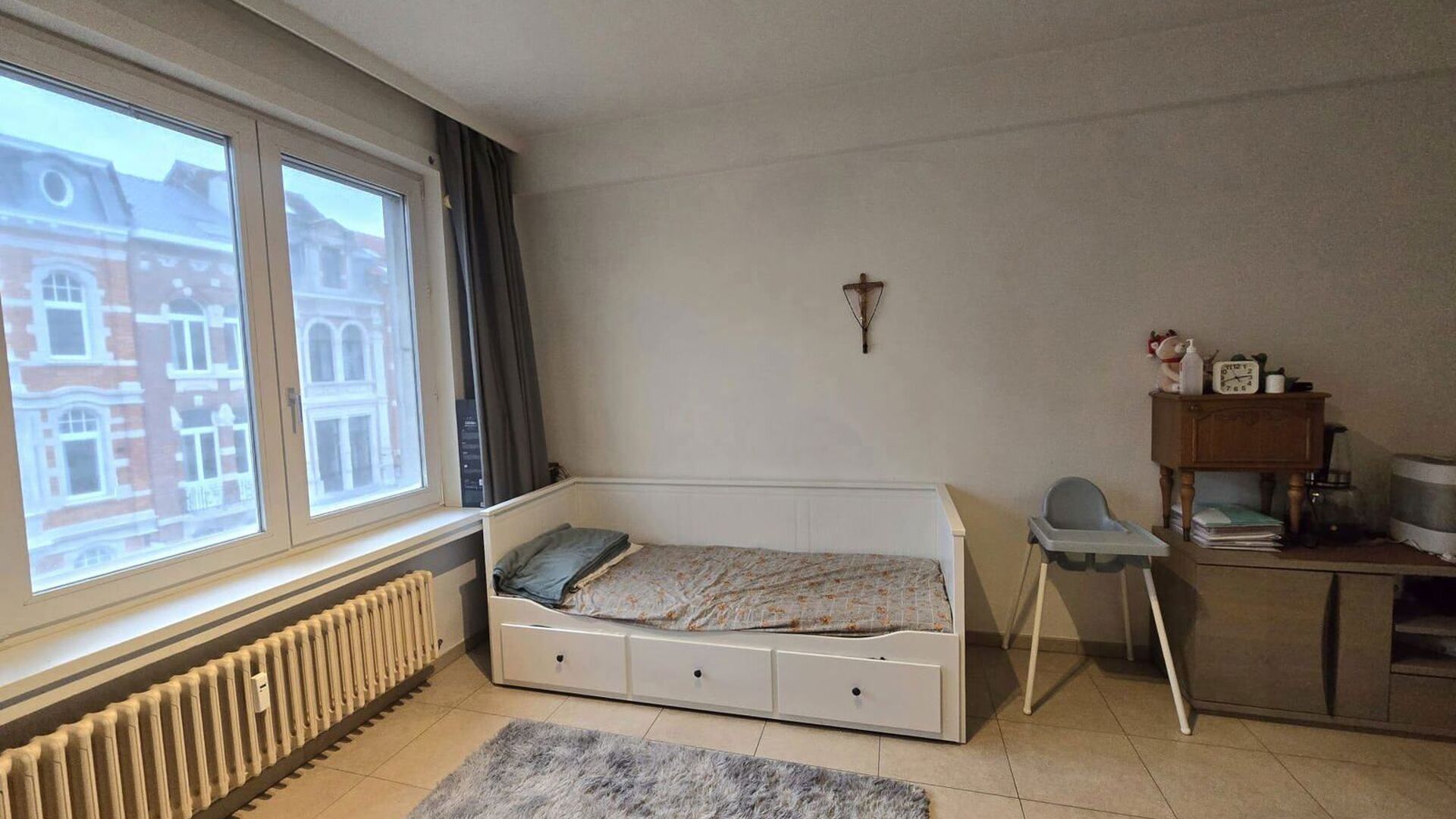 Appartement lumineux et cosy avec ascenseur – idéal pour une personne seule ou un couple
Cet agréable appartement est situé au troisième étage d’un immeuble bien entretenu avec ascenseur et bénéficie, grâce à son emplacement à l’avant, d