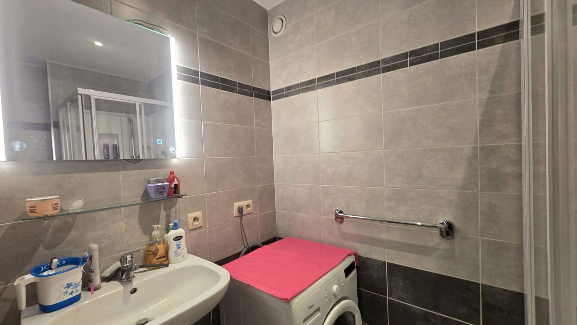 Appartement lumineux et cosy avec ascenseur – idéal pour une personne seule ou un couple
Cet agréable appartement est situé au troisième étage d’un immeuble bien entretenu avec ascenseur et bénéficie, grâce à son emplacement à l’avant, d