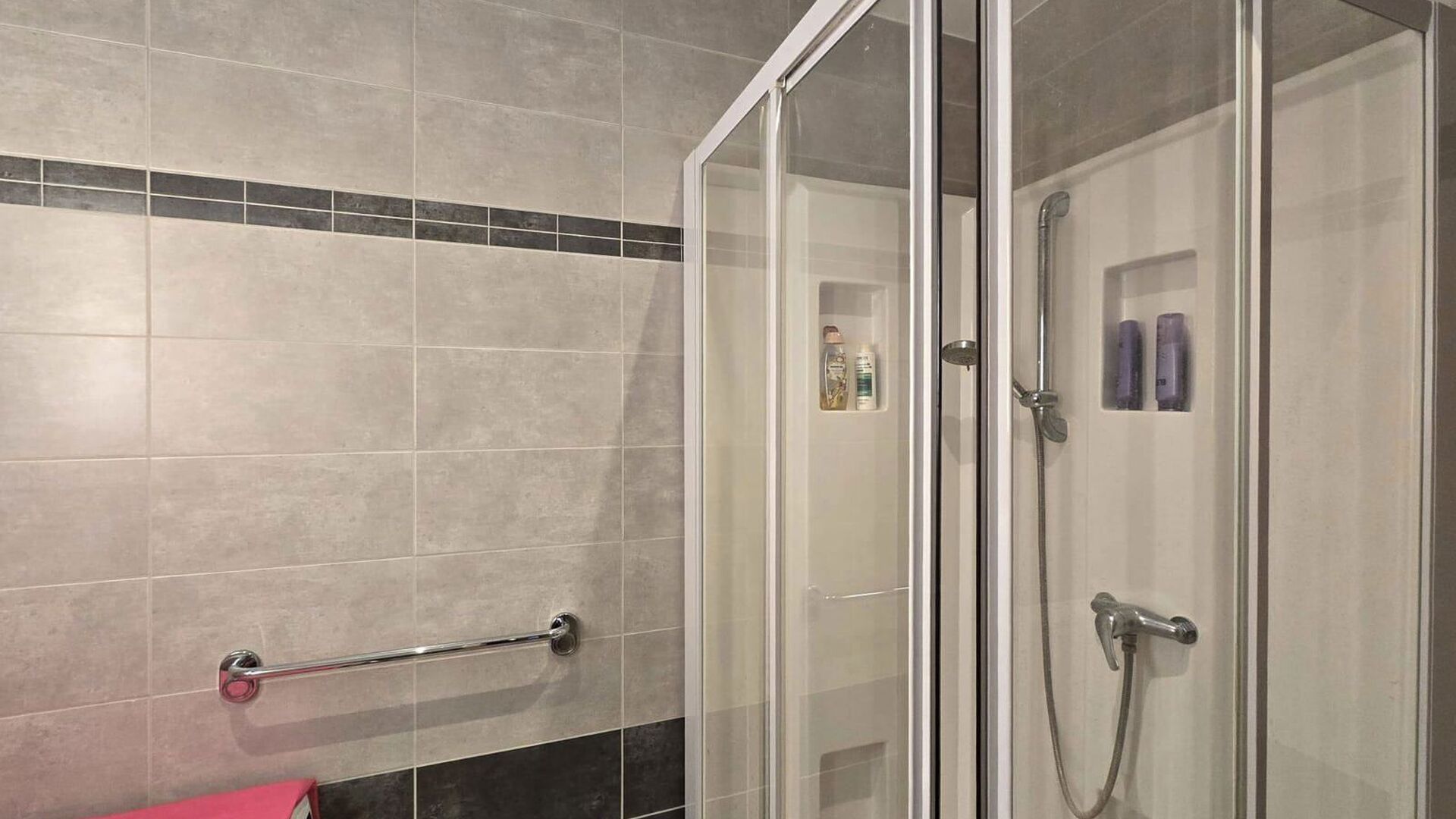 Appartement lumineux et cosy avec ascenseur – idéal pour une personne seule ou un couple
Cet agréable appartement est situé au troisième étage d’un immeuble bien entretenu avec ascenseur et bénéficie, grâce à son emplacement à l’avant, d