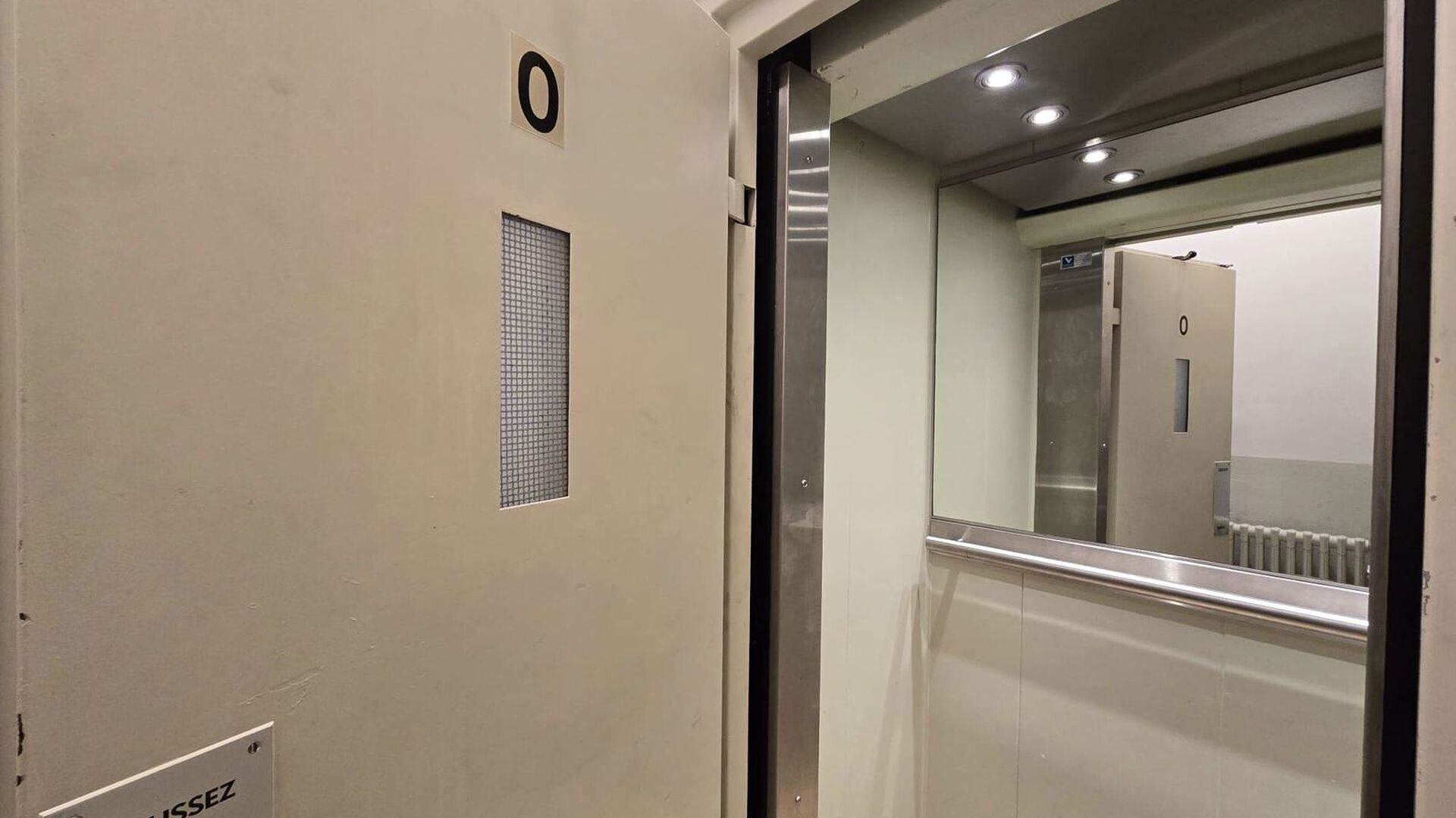 Appartement lumineux et cosy avec ascenseur – idéal pour une personne seule ou un couple
Cet agréable appartement est situé au troisième étage d’un immeuble bien entretenu avec ascenseur et bénéficie, grâce à son emplacement à l’avant, d