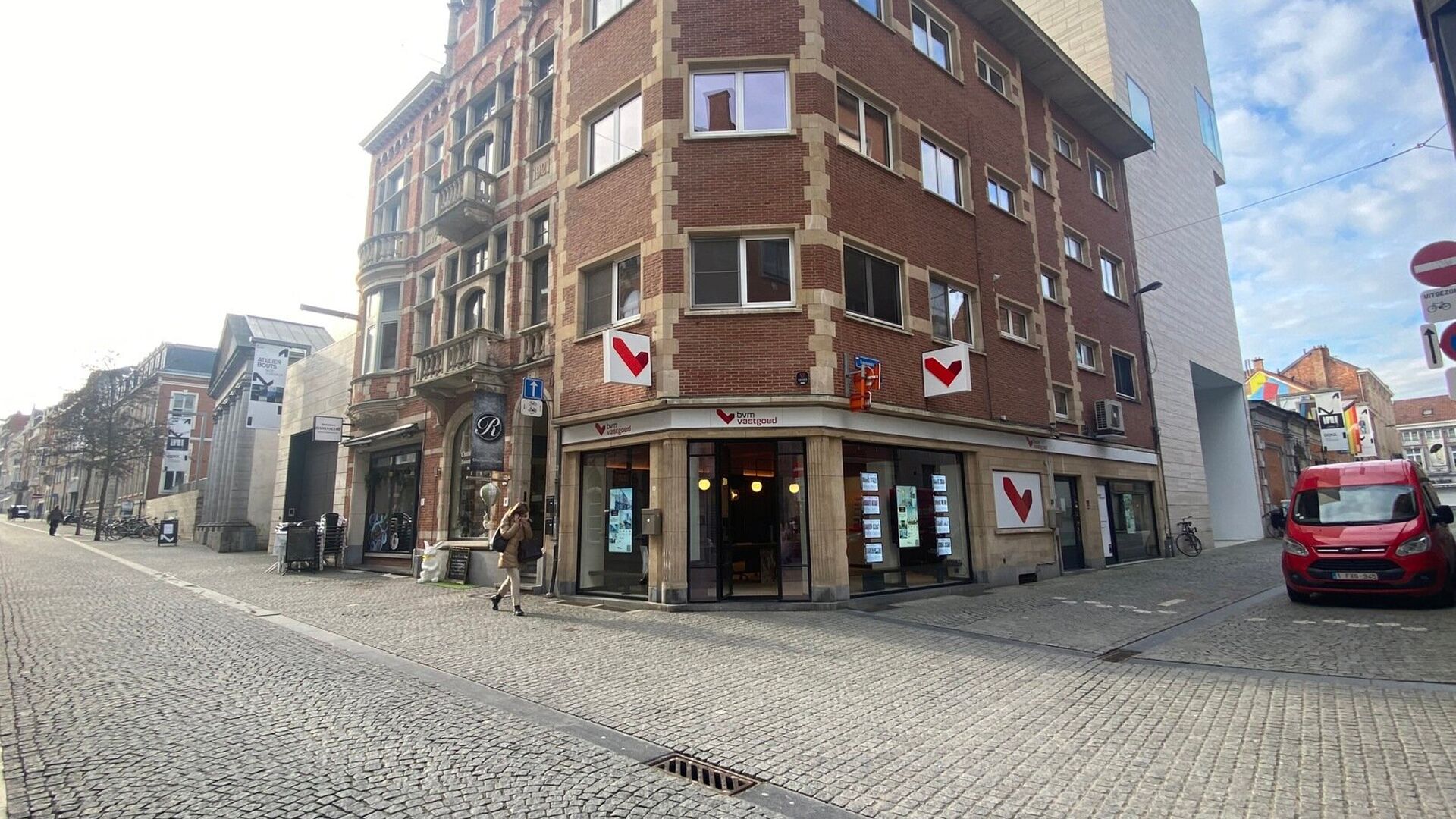 Bienvenue à Louvain ! Situé au premier étage d'un immeuble bien entretenu au 12, Savoyestraat, ce charmant appartement d'une chambre, entièrement rénové, vous accueille. Rénové en 2026, il allie des finitions modernes à des espaces de vie lumineu