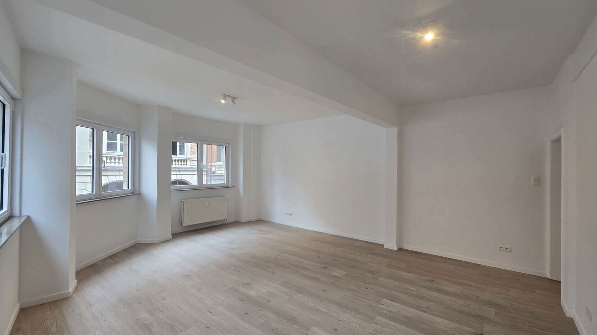 Bienvenue à Louvain ! Situé au premier étage d'un immeuble bien entretenu au 12, Savoyestraat, ce charmant appartement d'une chambre, entièrement rénové, vous accueille. Rénové en 2026, il allie des finitions modernes à des espaces de vie lumineu