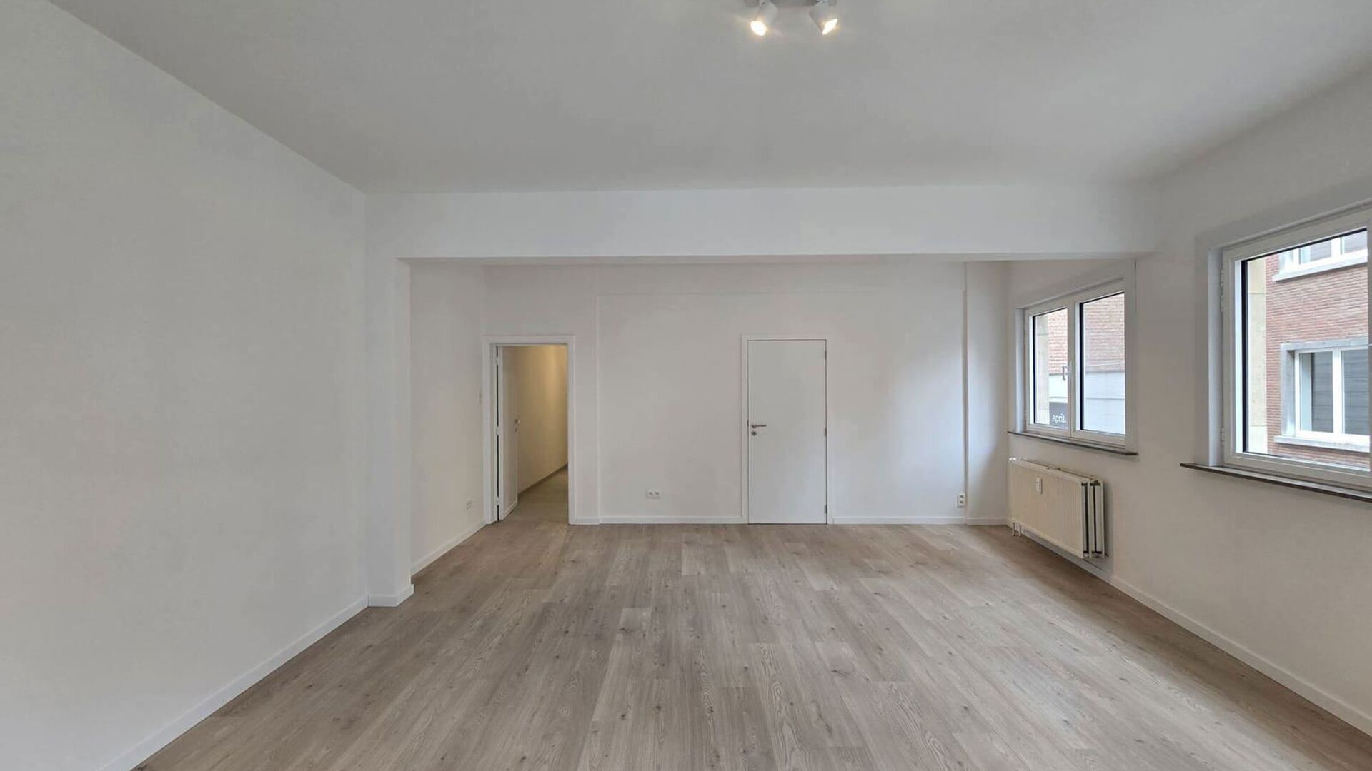 Bienvenue à Louvain ! Situé au premier étage d'un immeuble bien entretenu au 12, Savoyestraat, ce charmant appartement d'une chambre, entièrement rénové, vous accueille. Rénové en 2026, il allie des finitions modernes à des espaces de vie lumineu