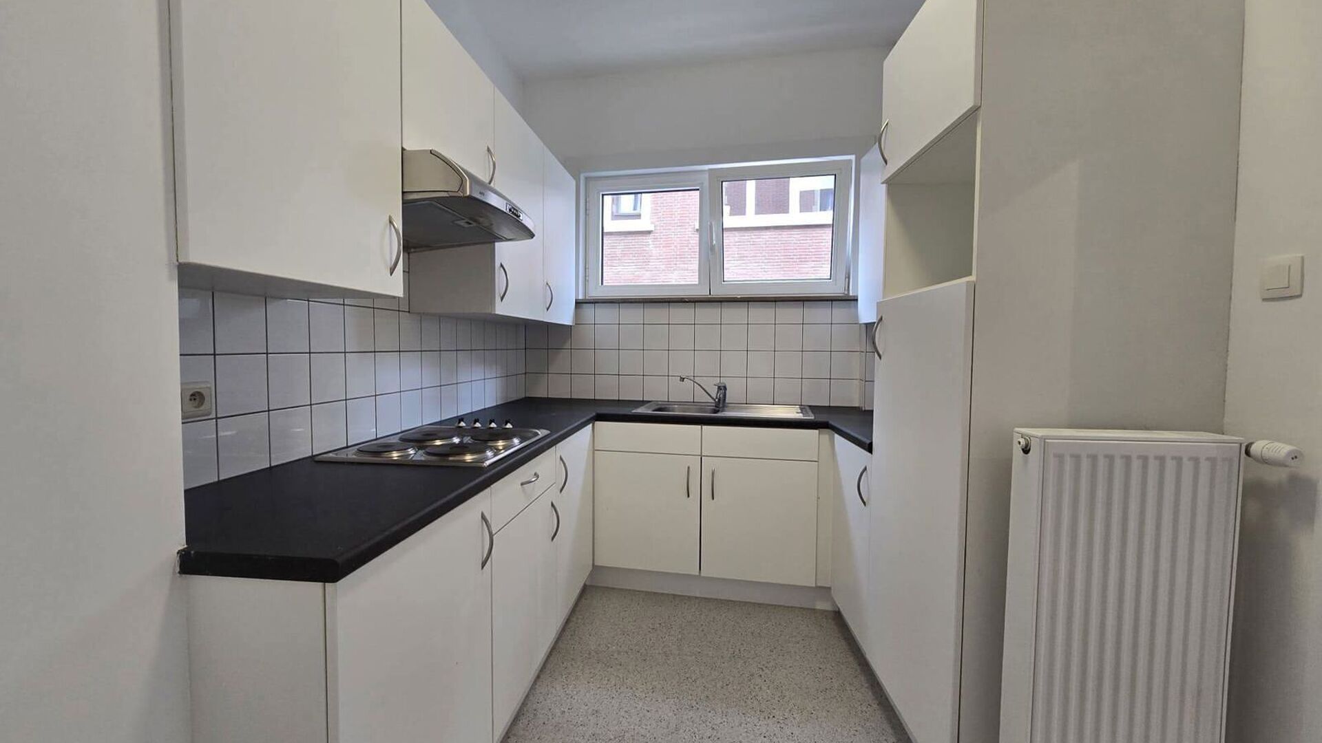 Bienvenue à Louvain ! Situé au premier étage d'un immeuble bien entretenu au 12, Savoyestraat, ce charmant appartement d'une chambre, entièrement rénové, vous accueille. Rénové en 2026, il allie des finitions modernes à des espaces de vie lumineu