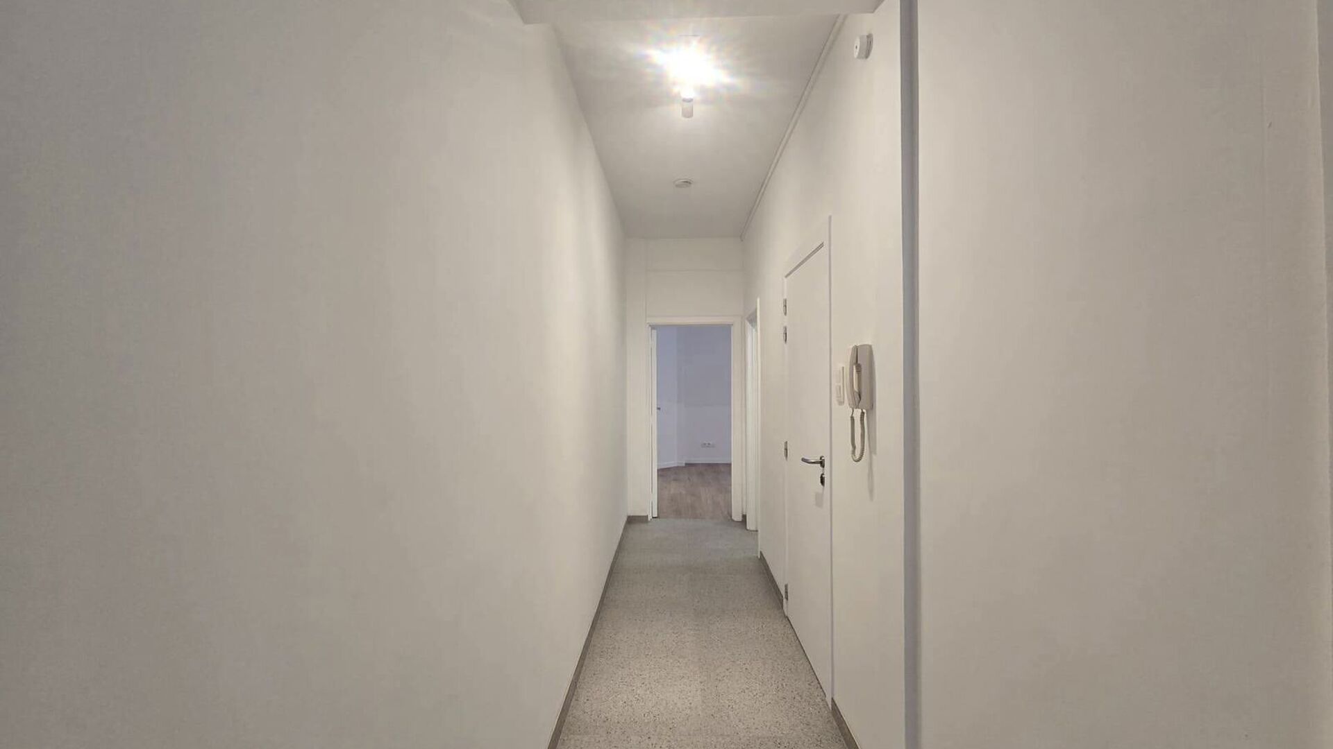Bienvenue à Louvain ! Situé au premier étage d'un immeuble bien entretenu au 12, Savoyestraat, ce charmant appartement d'une chambre, entièrement rénové, vous accueille. Rénové en 2026, il allie des finitions modernes à des espaces de vie lumineu