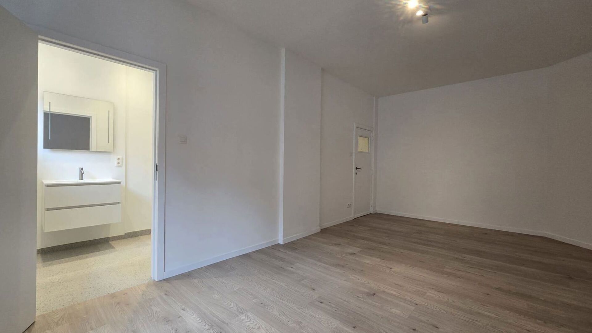 Bienvenue à Louvain ! Situé au premier étage d'un immeuble bien entretenu au 12, Savoyestraat, ce charmant appartement d'une chambre, entièrement rénové, vous accueille. Rénové en 2026, il allie des finitions modernes à des espaces de vie lumineu