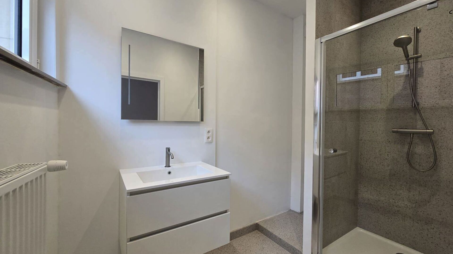 Bienvenue à Louvain ! Situé au premier étage d'un immeuble bien entretenu au 12, Savoyestraat, ce charmant appartement d'une chambre, entièrement rénové, vous accueille. Rénové en 2026, il allie des finitions modernes à des espaces de vie lumineu