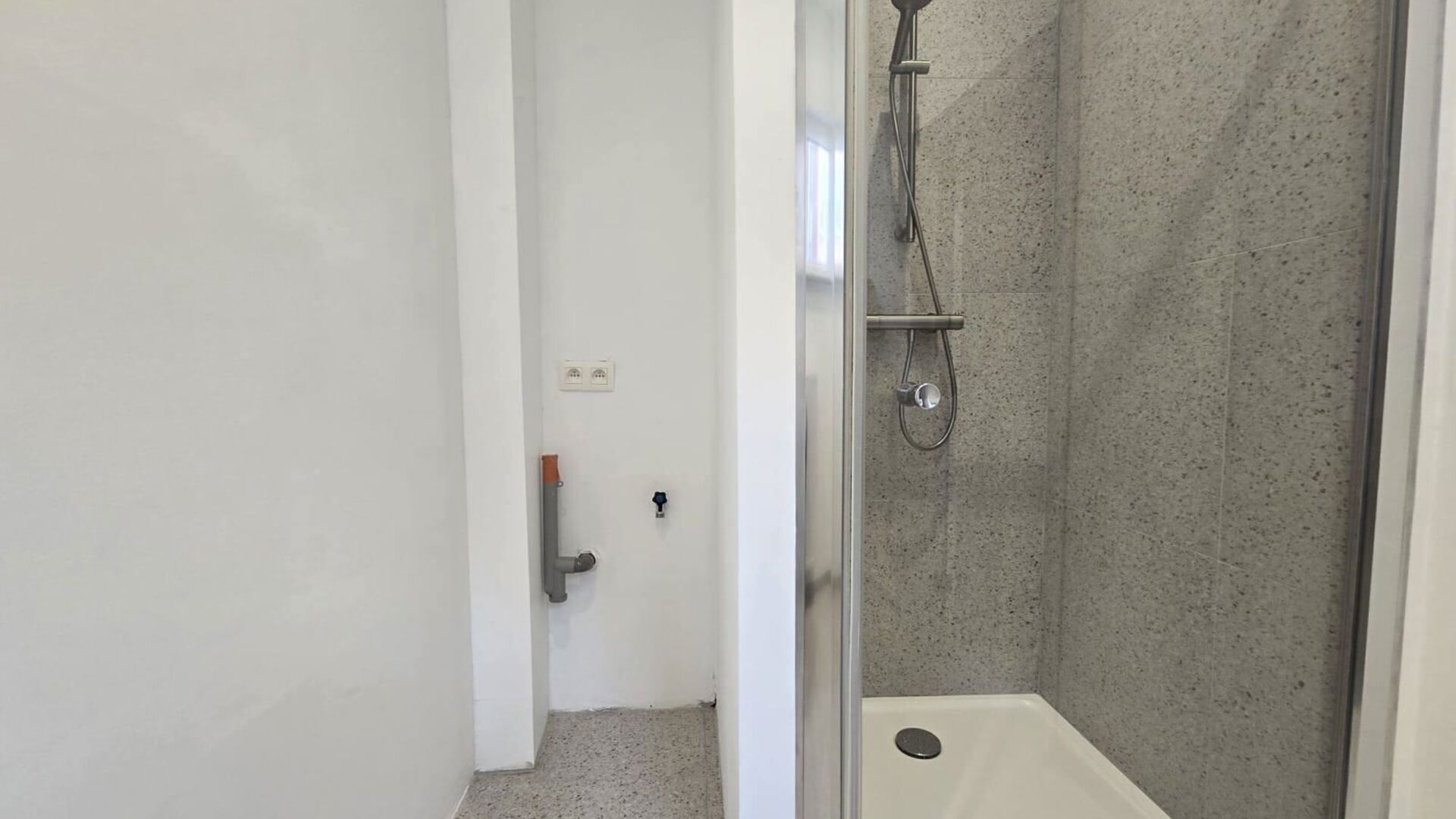 Bienvenue à Louvain ! Situé au premier étage d'un immeuble bien entretenu au 12, Savoyestraat, ce charmant appartement d'une chambre, entièrement rénové, vous accueille. Rénové en 2026, il allie des finitions modernes à des espaces de vie lumineu
