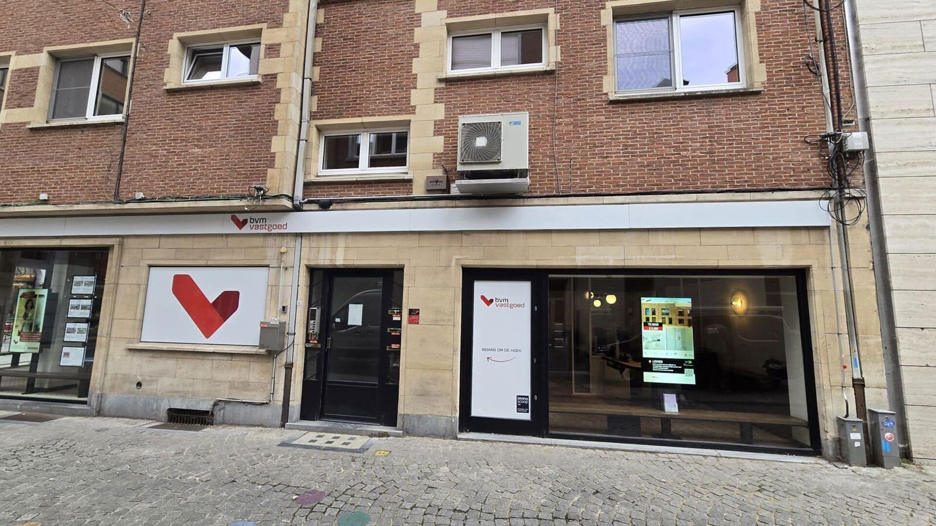 Bienvenue à Louvain ! Situé au premier étage d'un immeuble bien entretenu au 12, Savoyestraat, ce charmant appartement d'une chambre, entièrement rénové, vous accueille. Rénové en 2026, il allie des finitions modernes à des espaces de vie lumineu