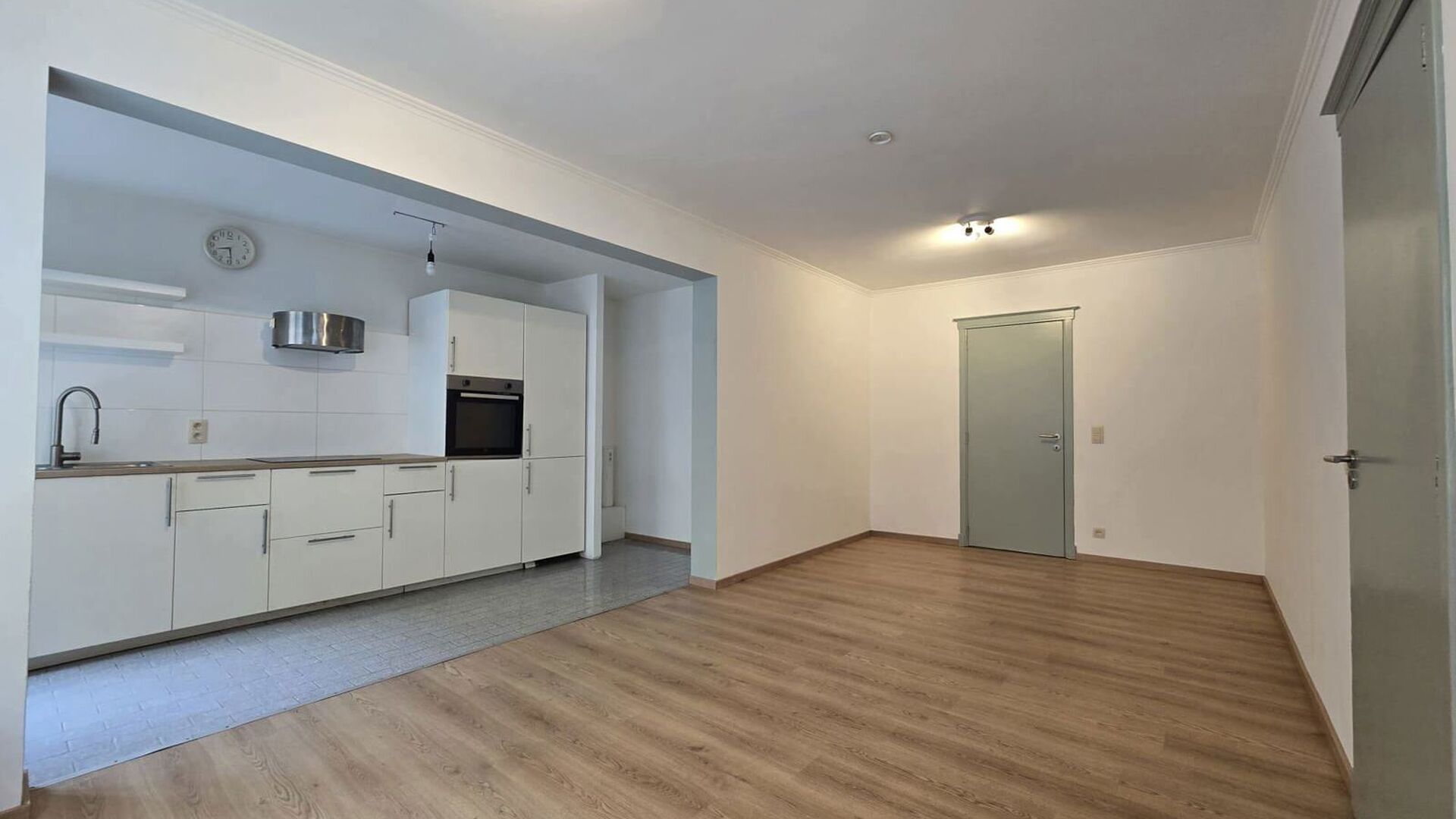 Bienvenue à Louvain ! Vous recherchez un appartement confortable, lumineux et prêt à emménager, idéalement situé ? Cet appartement en rez-de-chaussée de la Résidence Lovania a été récemment rénové et repeint, lui conférant un aspect frais et