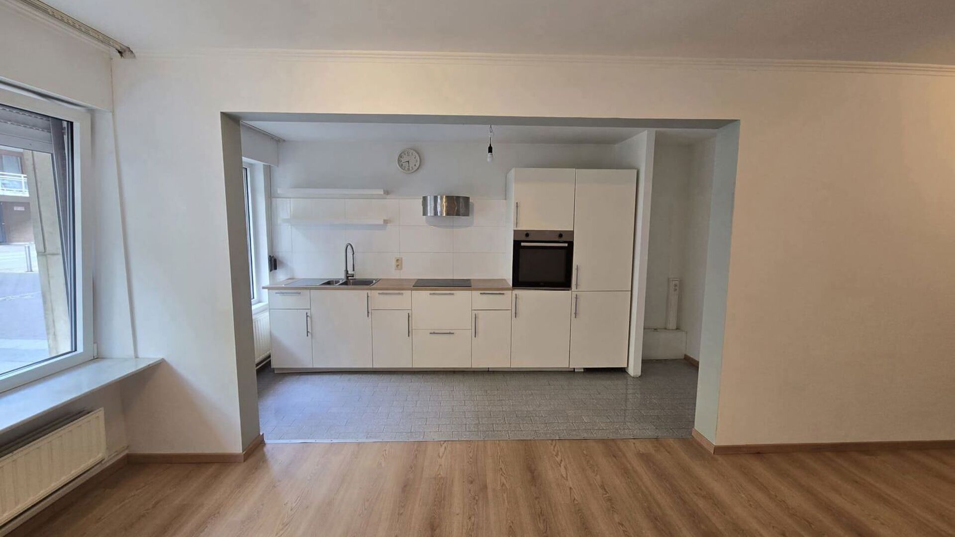 Bienvenue à Louvain ! Vous recherchez un appartement confortable, lumineux et prêt à emménager, idéalement situé ? Cet appartement en rez-de-chaussée de la Résidence Lovania a été récemment rénové et repeint, lui conférant un aspect frais et