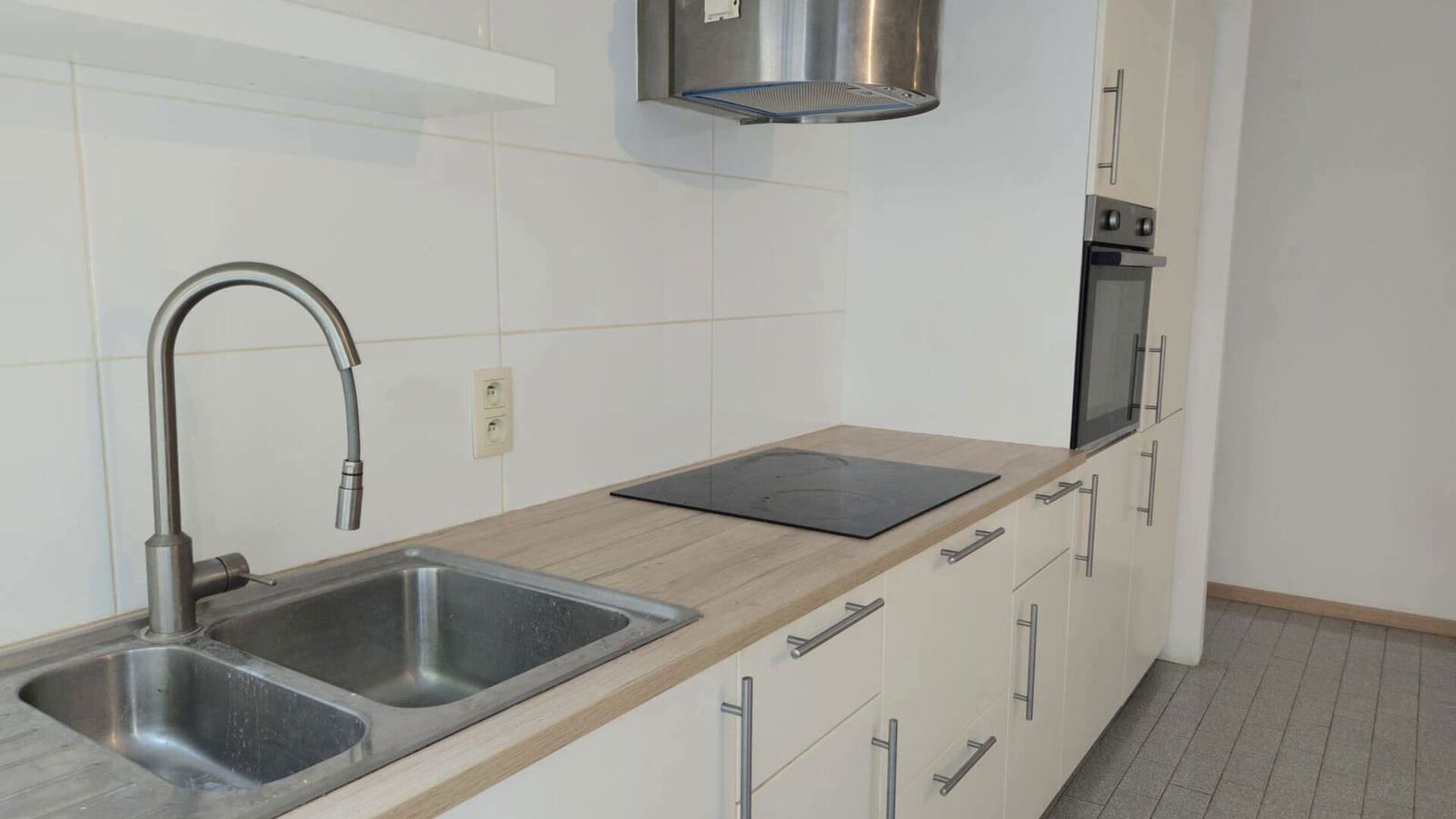 Bienvenue à Louvain ! Vous recherchez un appartement confortable, lumineux et prêt à emménager, idéalement situé ? Cet appartement en rez-de-chaussée de la Résidence Lovania a été récemment rénové et repeint, lui conférant un aspect frais et