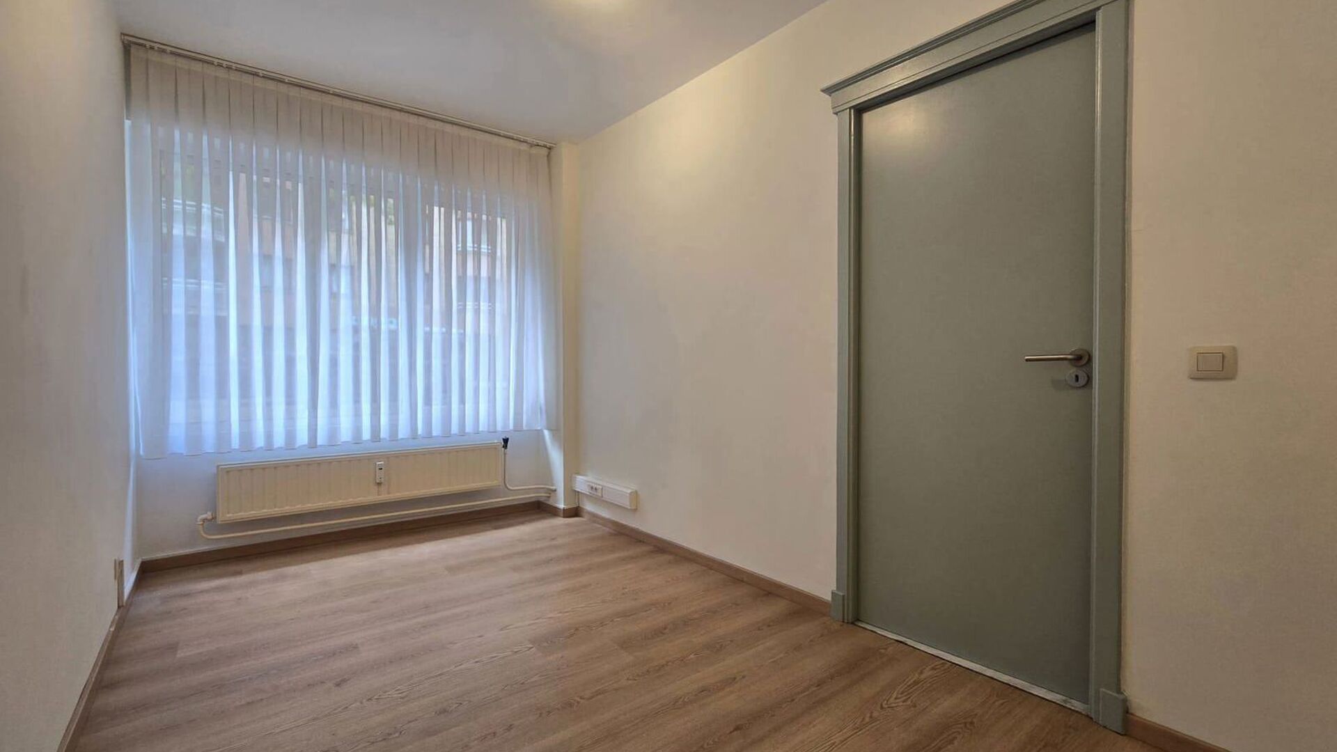 Bienvenue à Louvain ! Vous recherchez un appartement confortable, lumineux et prêt à emménager, idéalement situé ? Cet appartement en rez-de-chaussée de la Résidence Lovania a été récemment rénové et repeint, lui conférant un aspect frais et