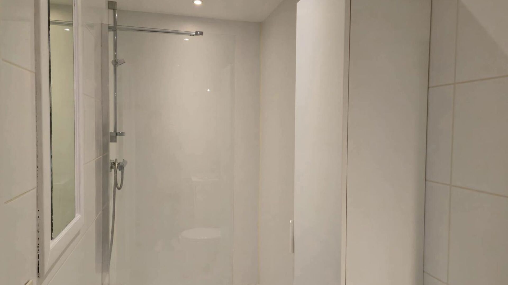 Bienvenue à Louvain ! Vous recherchez un appartement confortable, lumineux et prêt à emménager, idéalement situé ? Cet appartement en rez-de-chaussée de la Résidence Lovania a été récemment rénové et repeint, lui conférant un aspect frais et