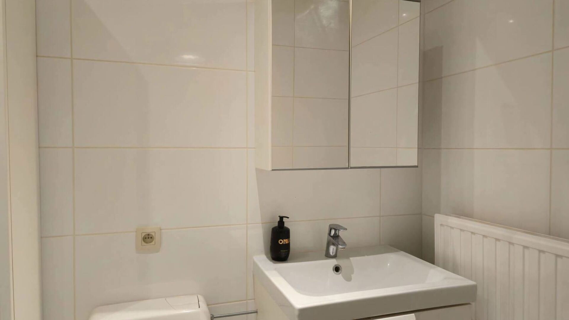 Bienvenue à Louvain ! Vous recherchez un appartement confortable, lumineux et prêt à emménager, idéalement situé ? Cet appartement en rez-de-chaussée de la Résidence Lovania a été récemment rénové et repeint, lui conférant un aspect frais et