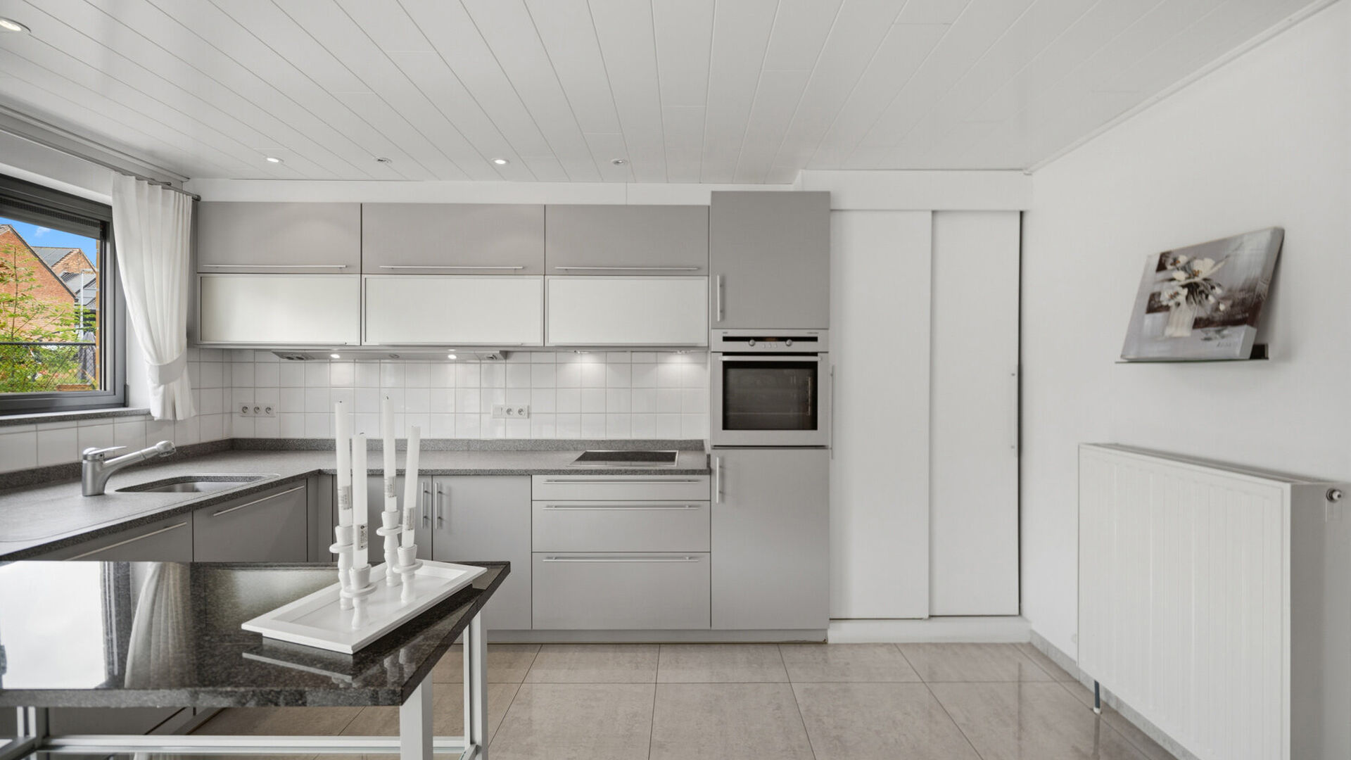 Bienvenue &agrave; Wilsele ! &Agrave; deux pas de Louvain, du canal et des &eacute;tangs de Bellefroid, d&eacute;couvrez ce spacieux bien, pr&ecirc;t &agrave; emm&eacute;nager, compos&eacute; d'un studio au rez-de-chauss&eacute;e et d'un duplex aux premier et deuxi&egrave;me &eacute;tages, vendu comme un seul ensemble.