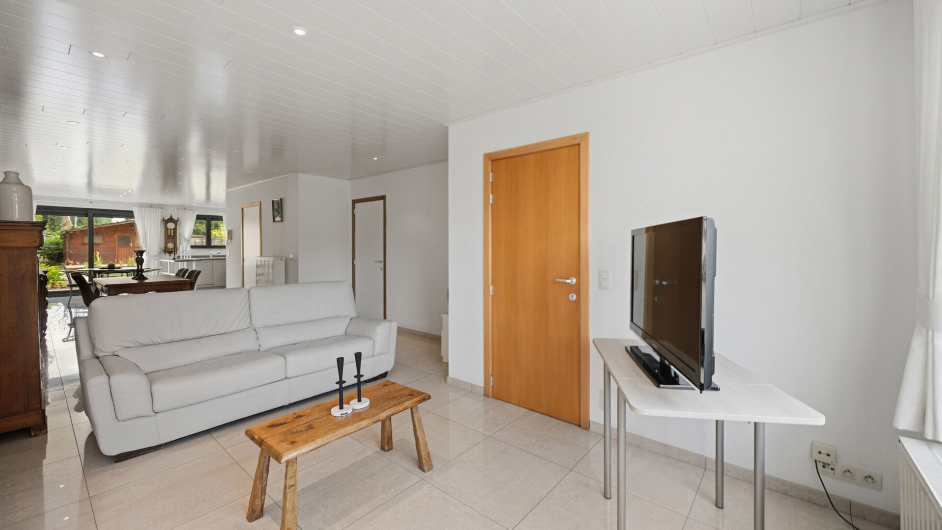 Bienvenue &agrave; Wilsele ! &Agrave; deux pas de Louvain, du canal et des &eacute;tangs de Bellefroid, d&eacute;couvrez ce spacieux bien, pr&ecirc;t &agrave; emm&eacute;nager, compos&eacute; d'un studio au rez-de-chauss&eacute;e et d'un duplex aux premier et deuxi&egrave;me &eacute;tages, vendu comme un seul ensemble.
