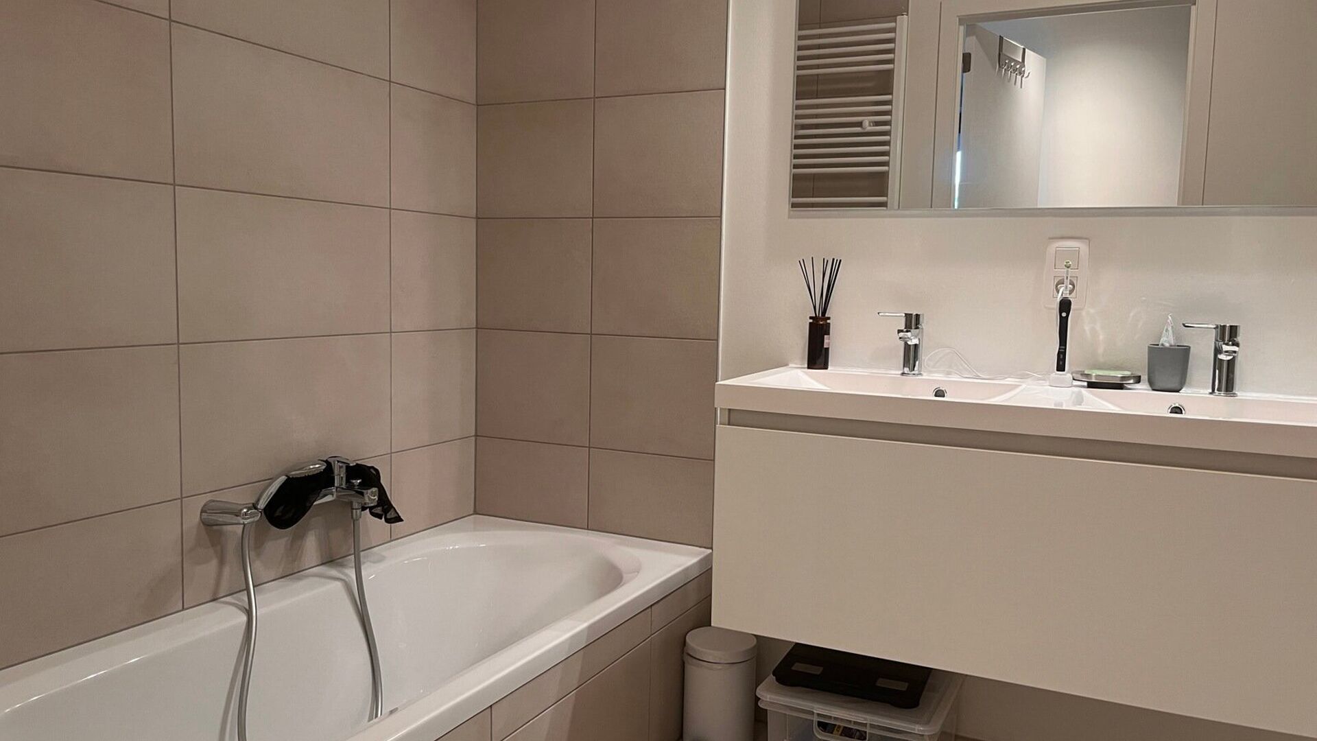Prachtige nieuwbouw gelijkvloer appartementen te huur in nieuwe Residentie aan de Umafolaan te Herent. Deze nieuwe residenties zijn ideaal gelegen, op wandelafstand van station Herent en op fietsafstand van centrum Leuven en toch heel rustig. Op het gelij