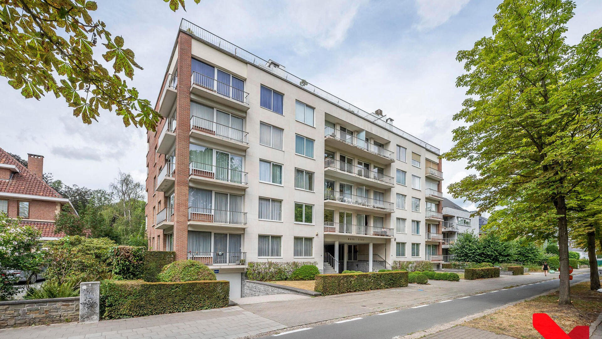 Residentie Woodside is gelegen op de Kardinaal Mercierlaan, volledig omgeven door groen.  Het appartement is gelegen op de vierde verdieping en omvat ruime inkomhal met ingebouwde vestiaire,  volledig ge&iuml;nstalleerde keuken (vaatwas, frigo met diepvries, 