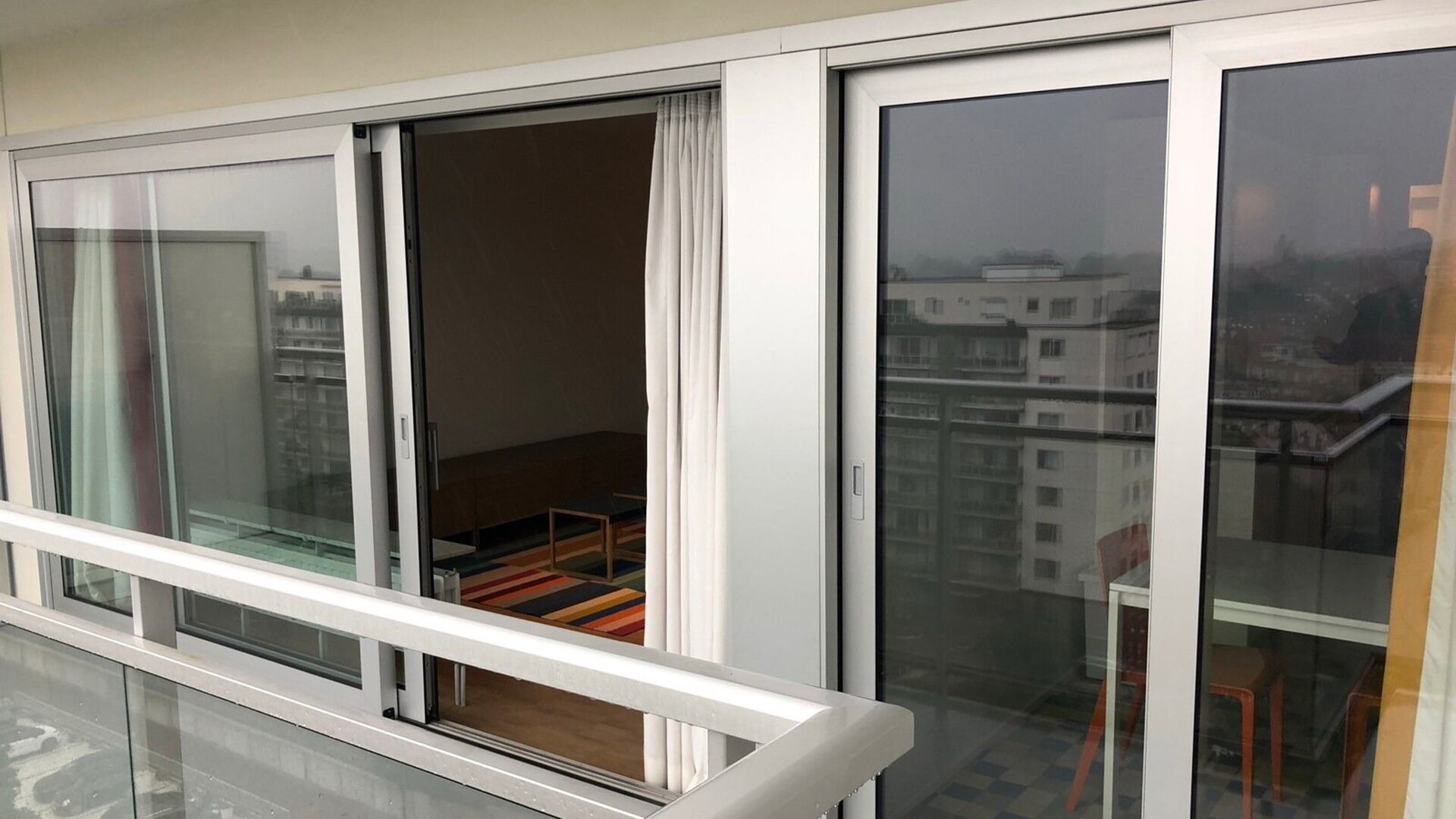 Dit zeer ruim en gemeubeld appartement bevindt zich op de achtste verdieping en geniet van veel natuurlijk licht en een prachtig uitzicht. Het appartement is ideaal gelegen in Heverlee, op wandelafstand van de markt en op fietsafstand van Leuven, waardoor