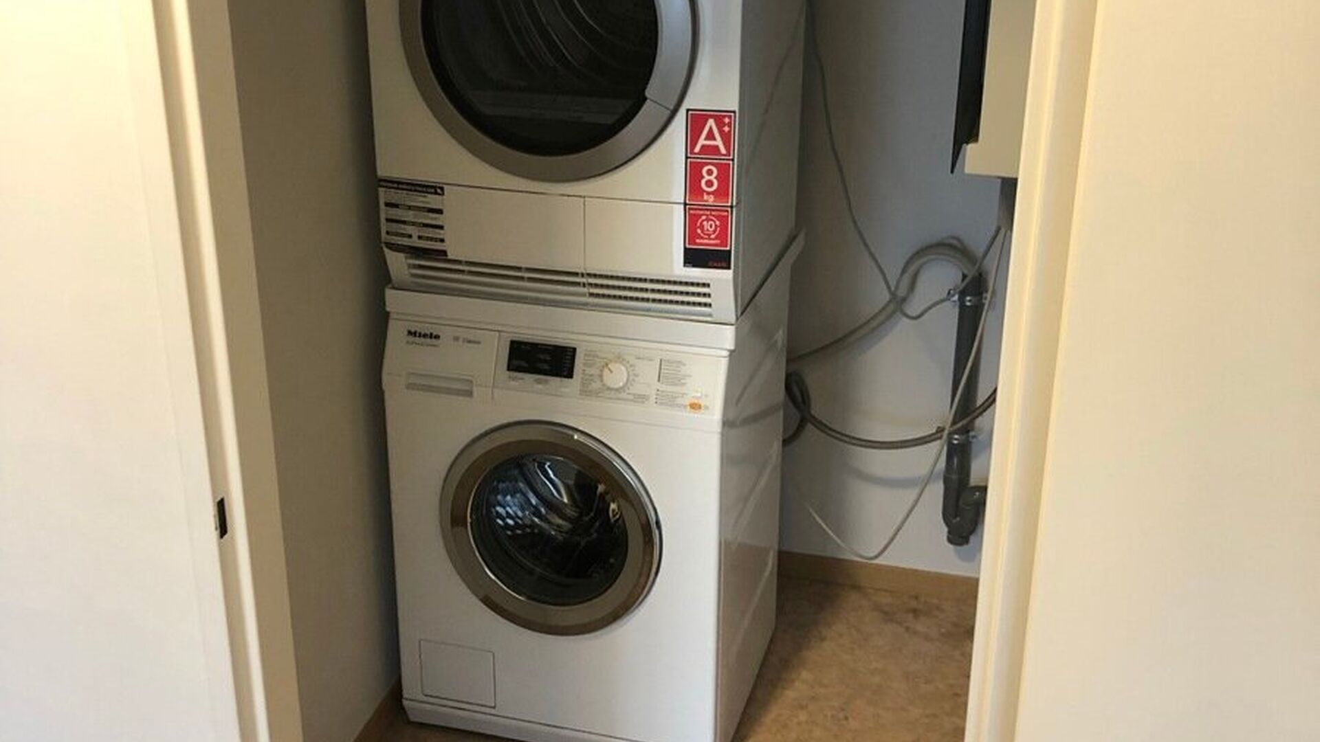 Dit zeer ruim en gemeubeld appartement bevindt zich op de achtste verdieping en geniet van veel natuurlijk licht en een prachtig uitzicht. Het appartement is ideaal gelegen in Heverlee, op wandelafstand van de markt en op fietsafstand van Leuven, waardoor