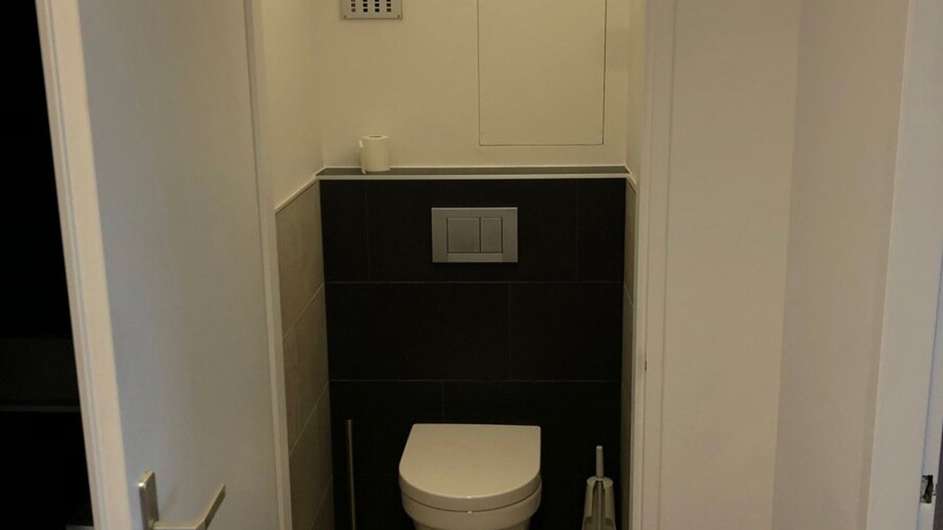 Dit zeer ruim en gemeubeld appartement bevindt zich op de achtste verdieping en geniet van veel natuurlijk licht en een prachtig uitzicht. Het appartement is ideaal gelegen in Heverlee, op wandelafstand van de markt en op fietsafstand van Leuven, waardoor