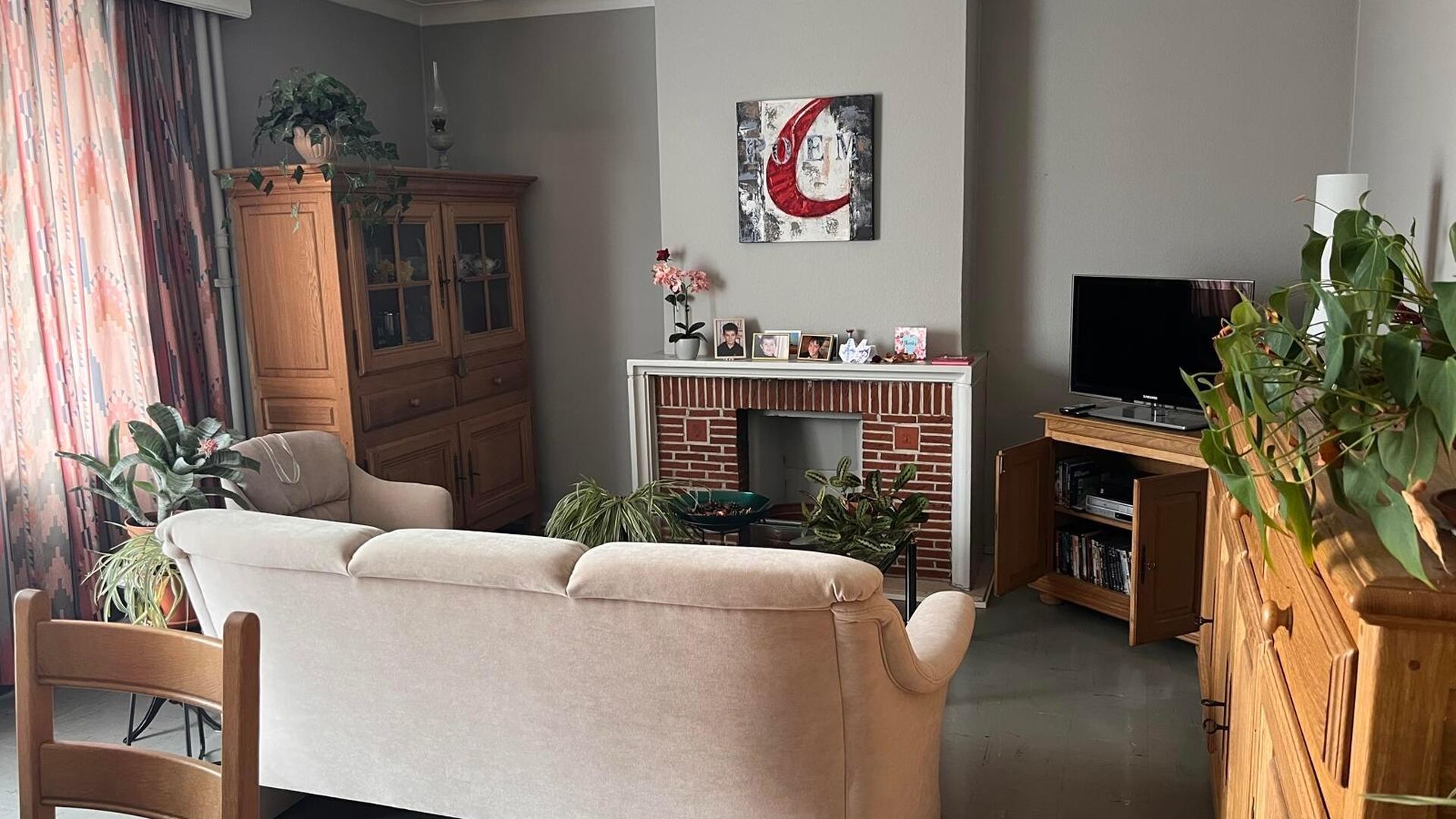 Dit appartement bevindt zich aan de parkpoort op derde verdieping, waardoor je vanuit de leefruimte een leuk uitzicht hebt over de Philipssite en de regio rondom.  Naast de lichtrijke living is er een geïnstalleerde keuken met nieuw kookvuur, oven en fri